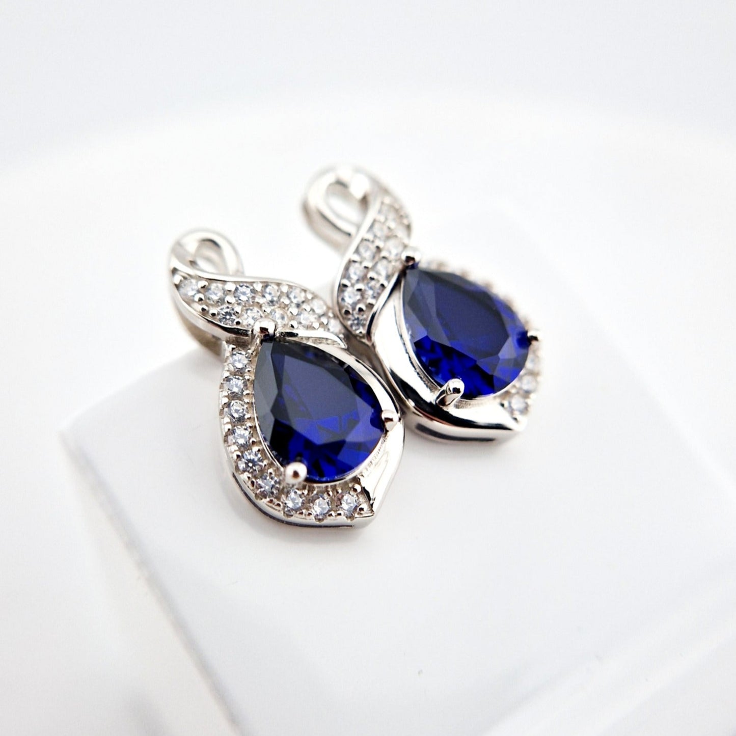 Blauer Saphir Schmuckset, Royal Blue Sapphire Jewelry Set, blue sapphire jewelry set, Blau Saphir Schmuck set, Saphir Schmuckset, Saphir Schmuck, Saphir Ohrringe, Saphir Ohrstecker, Saphir Ring, Saphir Halskette, Saphir Kette, Blue Sapphire Jewelry, Sapphire Ring, Sapphire earrings, Spaphie necklace, blue sapphire ring blue sapphire earrings, blue sapphire necklace, silver jewelrs set, Silber Schmuckset