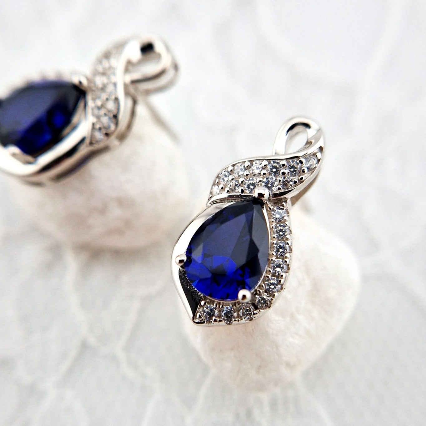 Saphir Ohrringe, Sapphire Earrings, Saphir Ohrstecker mit blauem Edelstein, Edelstein Ohrringe, Silber Ohrringe, Saphir Schmuck, Blau Saphir