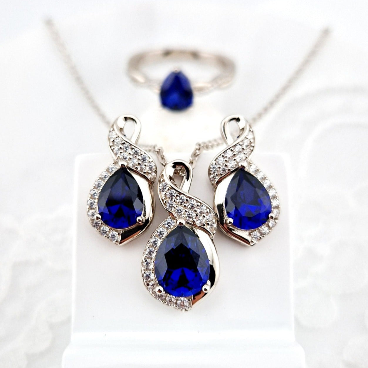Schmuckset Saphir, Saphir Schmuck Set, sapphire jewelry set, Blauer Saphir Schmuckset, Royal Blue Sapphire Jewelry Set, blue sapphire jewelry set, Blau Saphir Schmuck set, Saphir Schmuckset, Saphir Schmuck, Saphir Ohrringe, Saphir Ohrstecker, Saphir Ring, Saphir Halskette, Saphir Kette, Blue Sapphire Jewelry, Sapphire Ring, Sapphire earrings, Spaphie necklace, blue sapphire ring blue sapphire earrings, blue sapphire necklace, silver jewelrs set, Silber Schmuckset