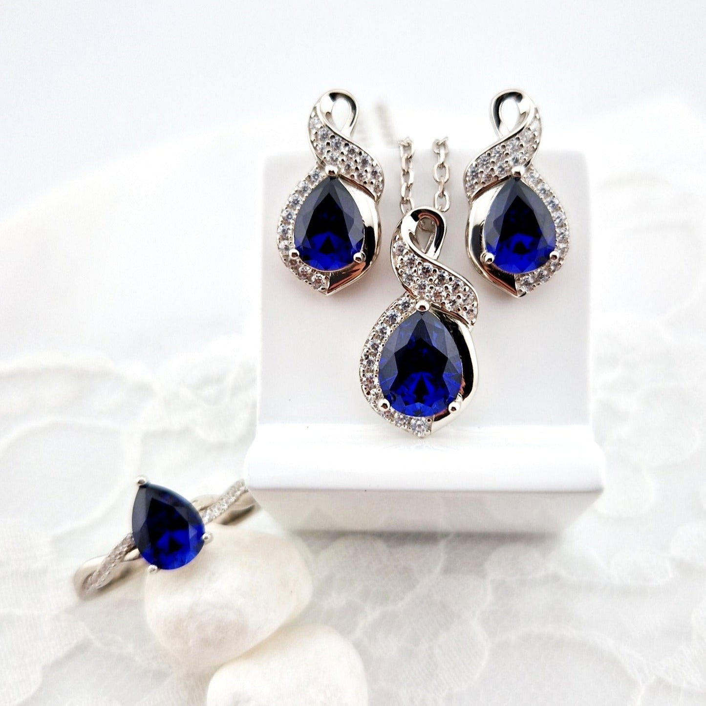 Blauer Saphir Schmuckset, Royal Blue Sapphire Jewelry Set, blue sapphire jewelry set, Blau Saphir Schmuck set, Saphir Schmuckset, Saphir Schmuck, Saphir Ohrringe, Saphir Ohrstecker, Saphir Ring, Saphir Halskette, Saphir Kette, Blue Sapphire Jewelry, Sapphire Ring, Sapphire earrings, Spaphie necklace, blue sapphire ring blue sapphire earrings, blue sapphire necklace, silver jewelrs set, Silber Schmuckset