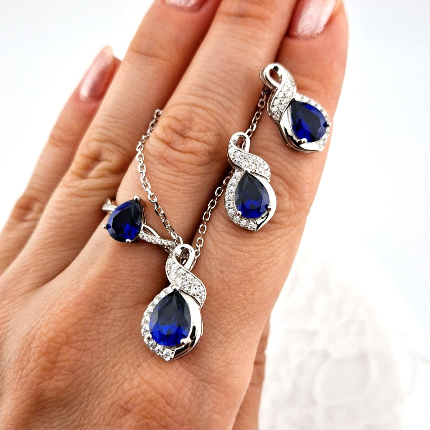 Blauer Saphir Schmuckset, Royal Blue Sapphire Jewelry Set, blue sapphire jewelry set, Blau Saphir Schmuck set, Saphir Schmuckset, Saphir Schmuck, Saphir Ohrringe, Saphir Ohrstecker, Saphir Ring, Saphir Halskette, Saphir Kette, Blue Sapphire Jewelry, Sapphire Ring, Sapphire earrings, Spaphie necklace, blue sapphire ring blue sapphire earrings, blue sapphire necklace, silver jewelrs set, Silber Schmuckset