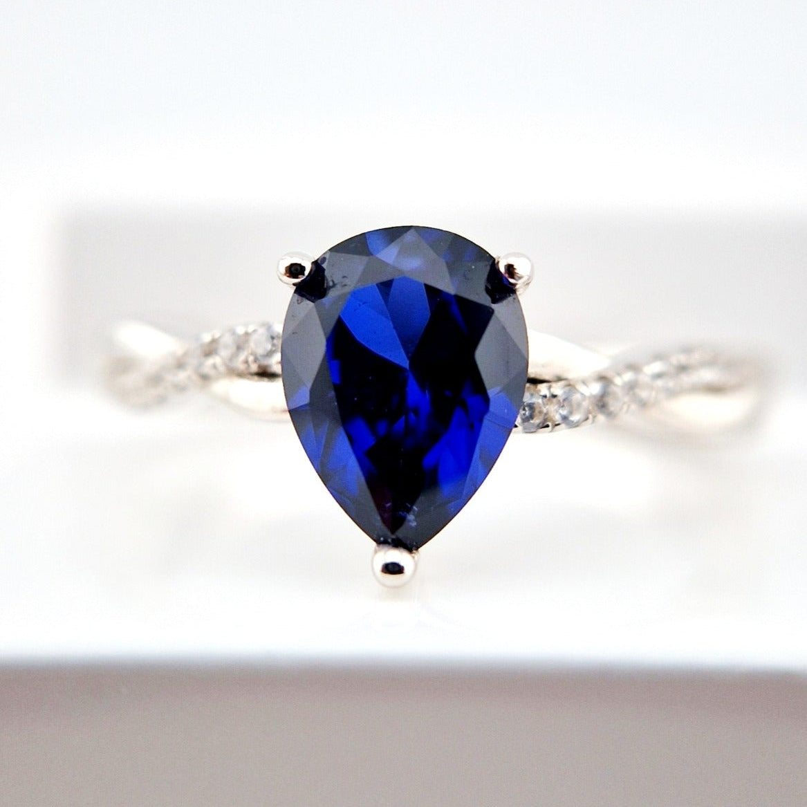 Blauer Saphir Schmuckset, Royal Blue Sapphire Jewelry Set, blue sapphire jewelry set, Blau Saphir Schmuck set, Saphir Schmuckset, Saphir Schmuck, Saphir Ohrringe, Saphir Ohrstecker, Saphir Ring, Saphir Halskette, Saphir Kette, Blue Sapphire Jewelry, Sapphire Ring, Sapphire earrings, Spaphie necklace, blue sapphire ring blue sapphire earrings, blue sapphire necklace, silver jewelrs set, Silber Schmuckset