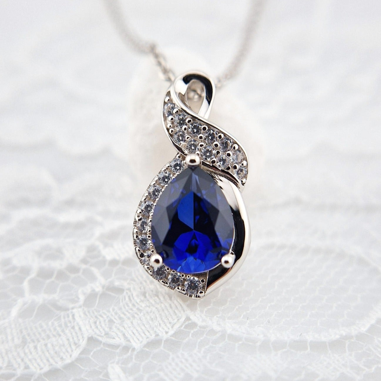 Blauer Saphir Schmuckset, Royal Blue Sapphire Jewelry Set, blue sapphire jewelry set, Blau Saphir Schmuck set, Saphir Schmuckset, Saphir Schmuck, Saphir Ohrringe, Saphir Ohrstecker, Saphir Ring, Saphir Halskette, Saphir Kette, Blue Sapphire Jewelry, Sapphire Ring, Sapphire earrings, Spaphie necklace, blue sapphire ring blue sapphire earrings, blue sapphire necklace, silver jewelrs set, Silber Schmuckset