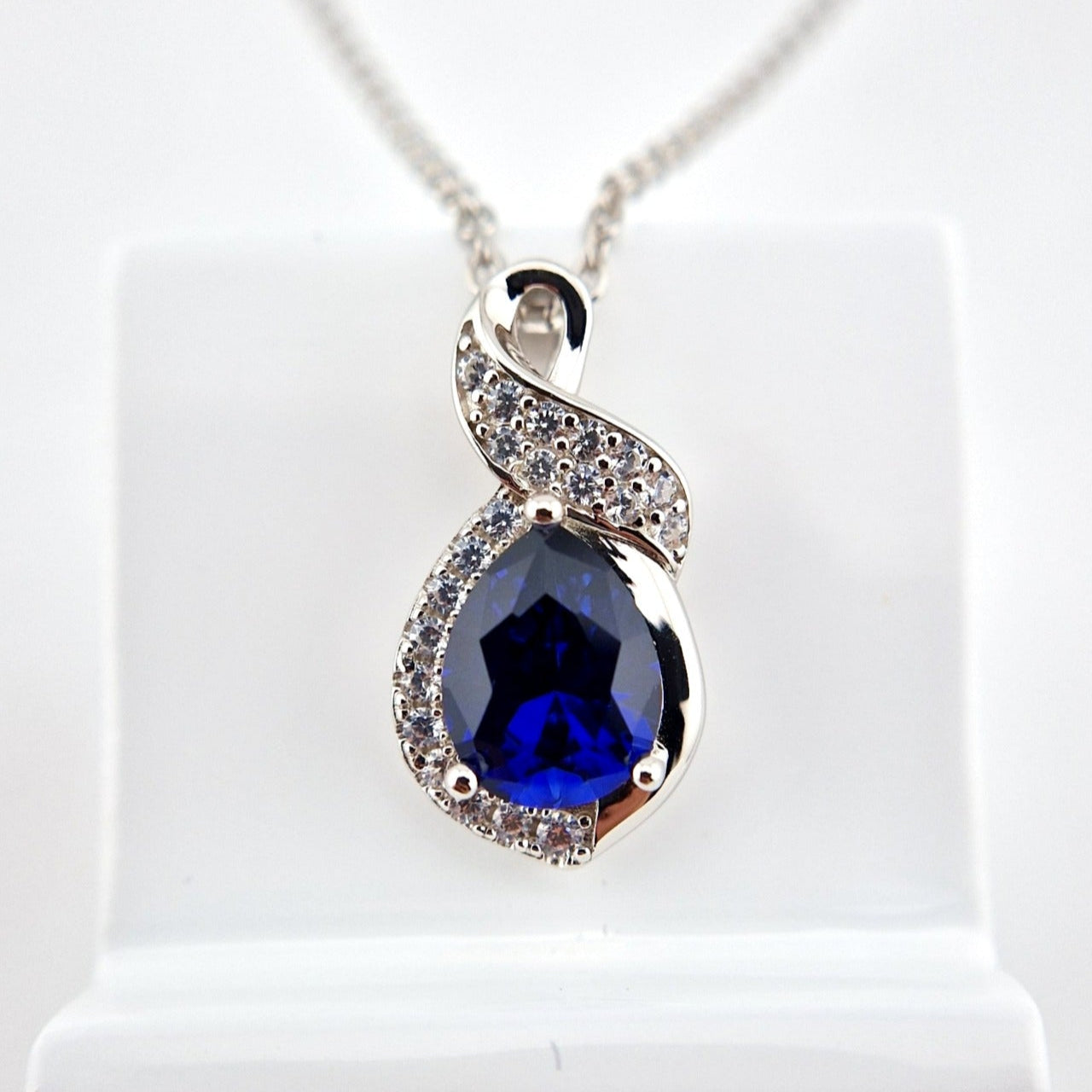 Saphir Halskette, Saphir Kette, Silber Kette mit Saphir Anhänger, Edelstein Kette, sapphire necklace, Blaue Saphir Kette, blau Saphir Halskette, Halskette, necklace