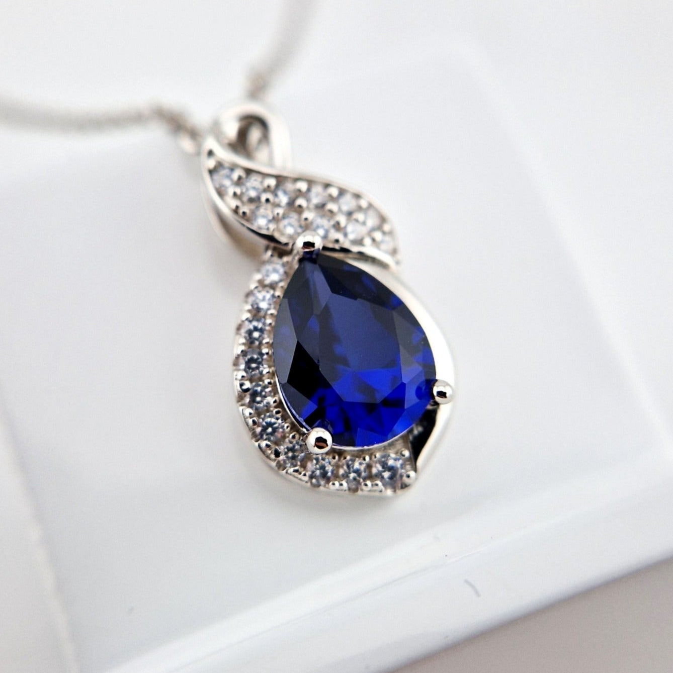 Saphir Halskette, Saphir Kette, Silber Kette mit Saphir Anhänger, Edelstein Kette, sapphire necklace