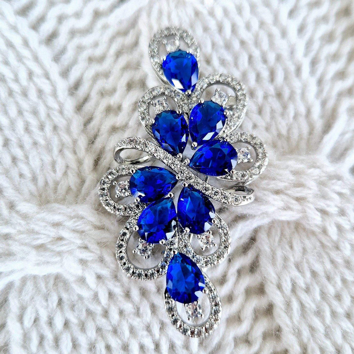 Brooch Royal Blue, Royal blue brooch, Blaue Brosche, broche bleue, Silber Brosche mit blauen Diamant Imitaten, Silver brooch with blue diamond imitation, cubic zirconia brooch, Cubic Zirkonia Brosche, broche royal bleue, bridal brooch, etwas blaues, something blue brooch, elegante Brosche, elegant brooch