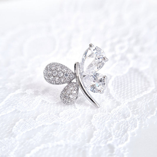Schmetterling Pin, Pin, Butterfly pin, Kleine silberne Schmetterling Brosche mit funkelnden Diamant-Imitaten aus rhodiniertem Kupfer, 2 x 1,8 cm, liebevolles Geschenk für Frauen
