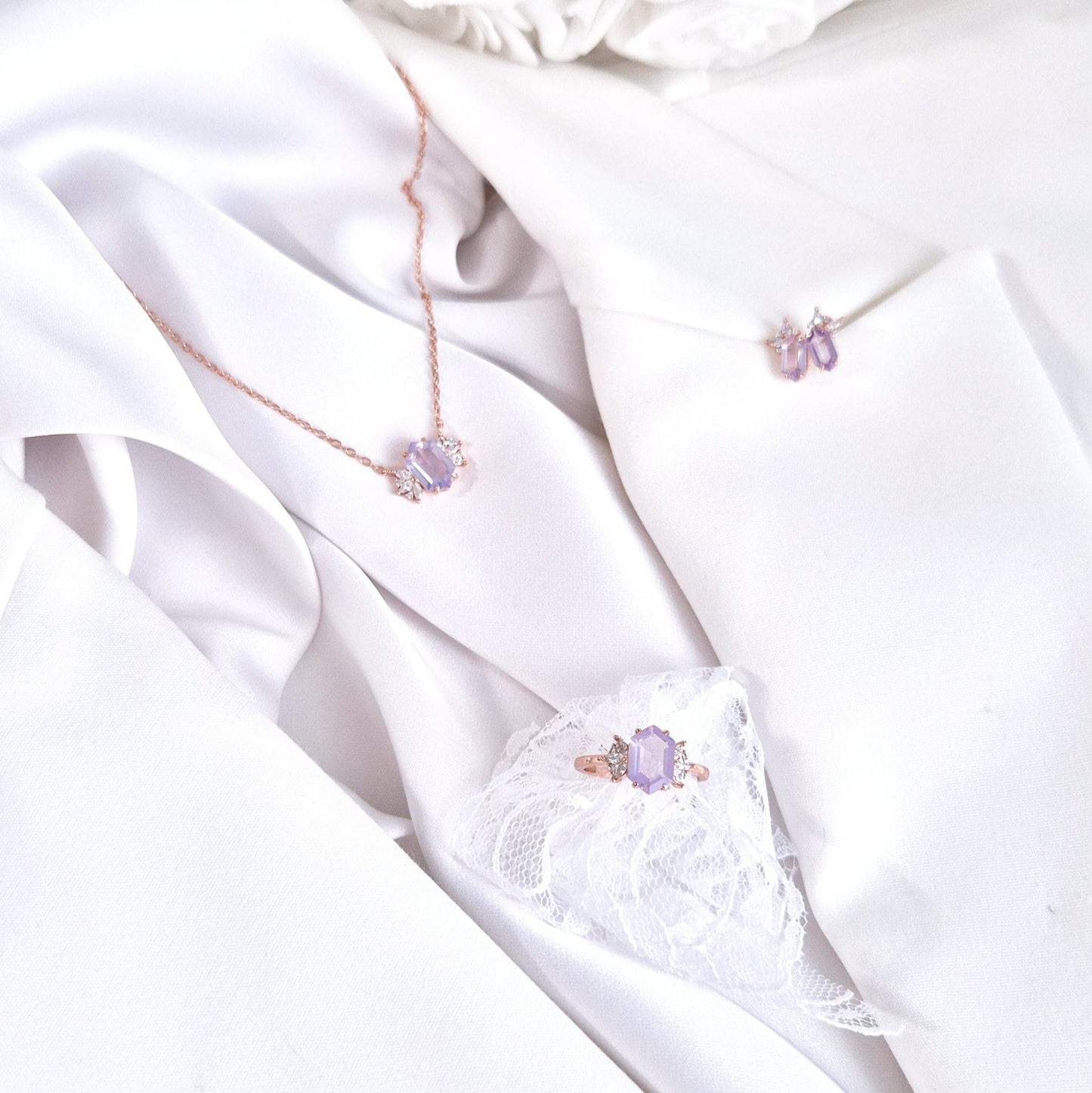 Schmuck, Schmuck Schweiz, Silberschmuck Schweiz, Steinschmuck Schweiz, Rosegold Schmuck, Jewelry, Jewelry Switzerland, Lavendelquarz Schmuckset, Schmuckset, bijoux suisse, Lavender quartz jewelry set, Parure de bijoux en quartz lavande, Set di gioielli in quarzo lavanda, Schmuckset, jewellery set, Rosegold Schmuck, Silber Schmuck Set, Rose Gold Schmuckset, rose gold jewelry set, Rose gold jewelry, Lavendelquarz Ohrringe, Lavendelquarz Halskette, Lavendelquarz Ring, gioielli, Ring, Ohrringe, Ohrstecker, Ring