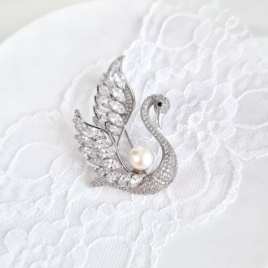 Silberne Schwanbrosche mit weißer Schwan Brosche, Swan Brooch, broche, spilla, Süßwasserperle und funkelnden Zirkonia-Steinen auf rhodiniertem Kupfer