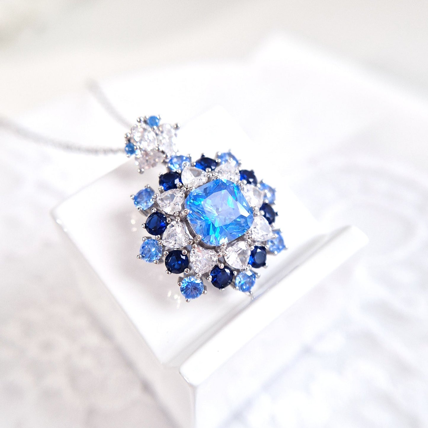Silber Halskette Zirkonia blau, Anhänger Kette mit blauen CZ Diamant Imitaten, Silver necklace blue zircon, Zirkonia Halskette, Blaue Anhänger Halskette, collier, collana, collier bleue cz
