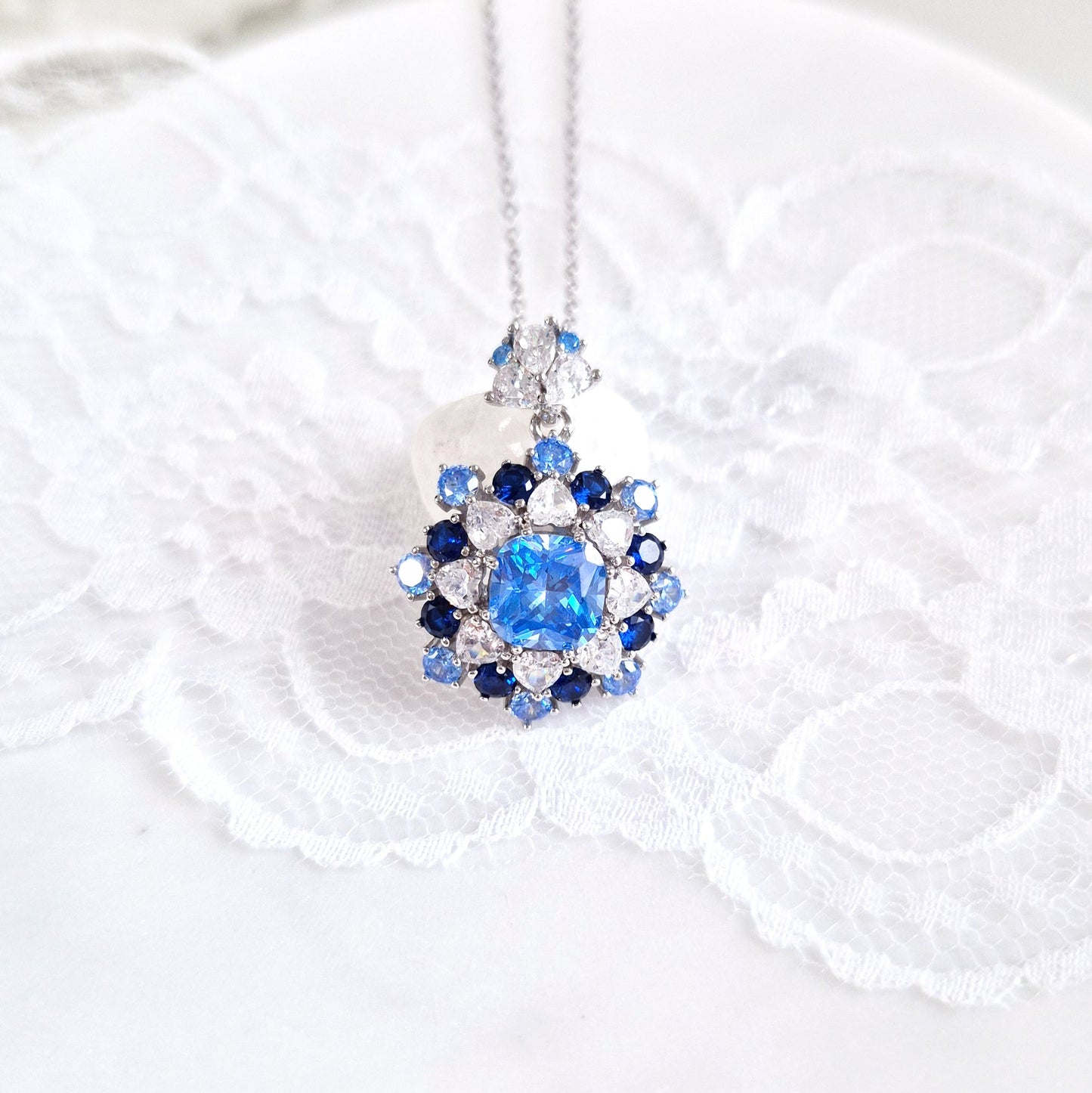 Silber Halskette Zirkonia blau, Anhänger Kette mit blauen CZ Diamant Imitaten, Silver necklace blue zircon, Zirkonia Halskette, Blaue Anhänger Halskette, collier, collana, collier bleue cz