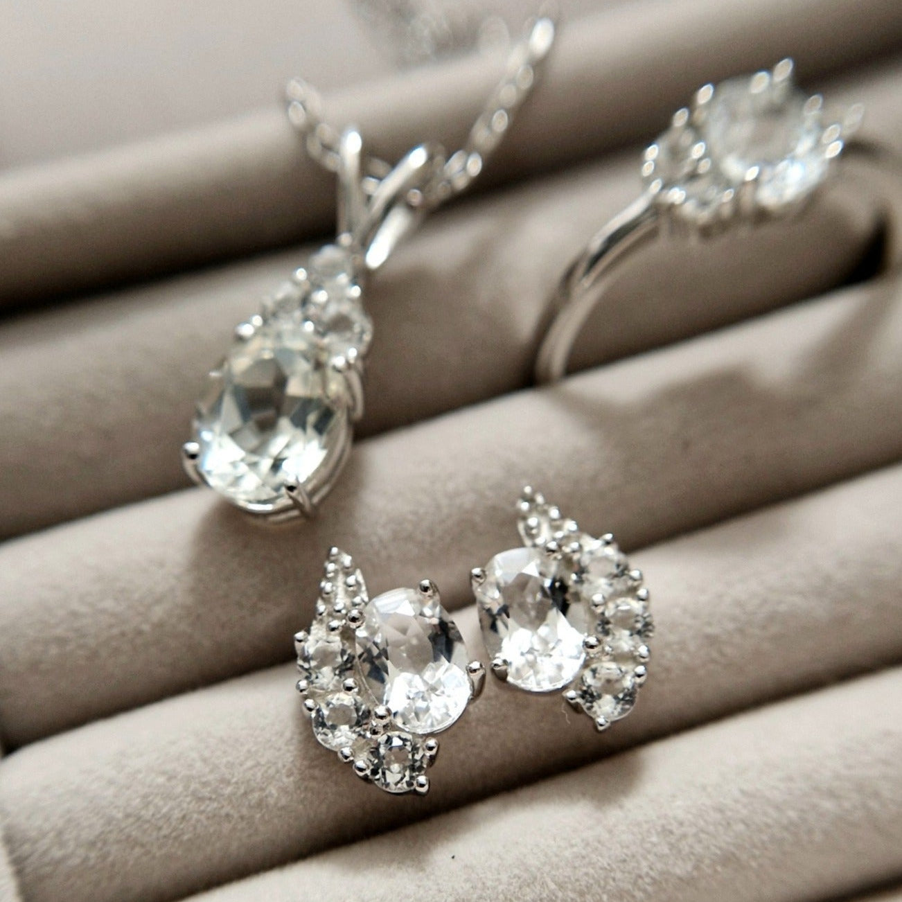 Topas Schmuckset Silber, Topas Schmuckset, Topaz jewerly set silver, topaz jewerly set, Silber Schmuckset Weisser Topas, White Topaz Jewelry set, Weiss topas Schmuckset, Topas Schmuck Set, Topaz Jewelry Set, Weiss Topas Ohrringe, Topas Ohrstecker, Weiss Topas Ring, Topas Kette, Weiss Topas Halskette, Topaz necklace, white topaz pendant necklace, white topaz ring, white topaz earrings, topaz stud earrings, silver ejwelry set, Silber Schmuck, Ring, Halskette, Necklace, Ohrringe, Ohrstecker, stud earrings