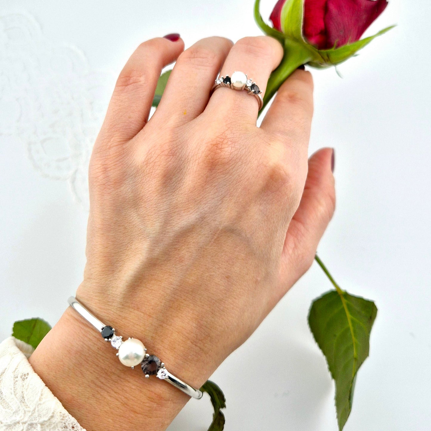 Pearl bangle, pearl bracelet, Perlen Armreif, Silber Armreif, Schmuck Schweiz, Grey pearl bracelet, black pearl bracelet, white pearl bracelet, elegant jewelry shop, swiss jewelry shop, Edelstein Schmuck Schweiz, Silver Bangle, Silver bracelet, Armreif, Bangle