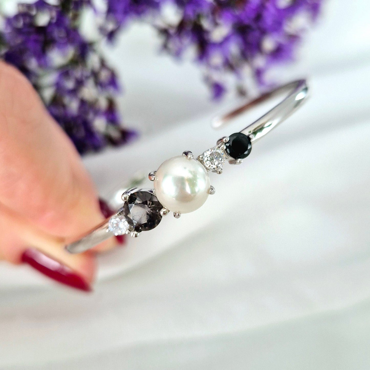 Pearl bangle, pearl bracelet, Perlen Armreif, Silber Armreif, Schmuck Schweiz, Grey pearl bracelet, black pearl bracelet, white pearl bracelet, elegant jewelry shop, swiss jewelry shop, Edelstein Schmuck Schweiz, Silver Bangle, Silver bracelet, Armreif, Bangle