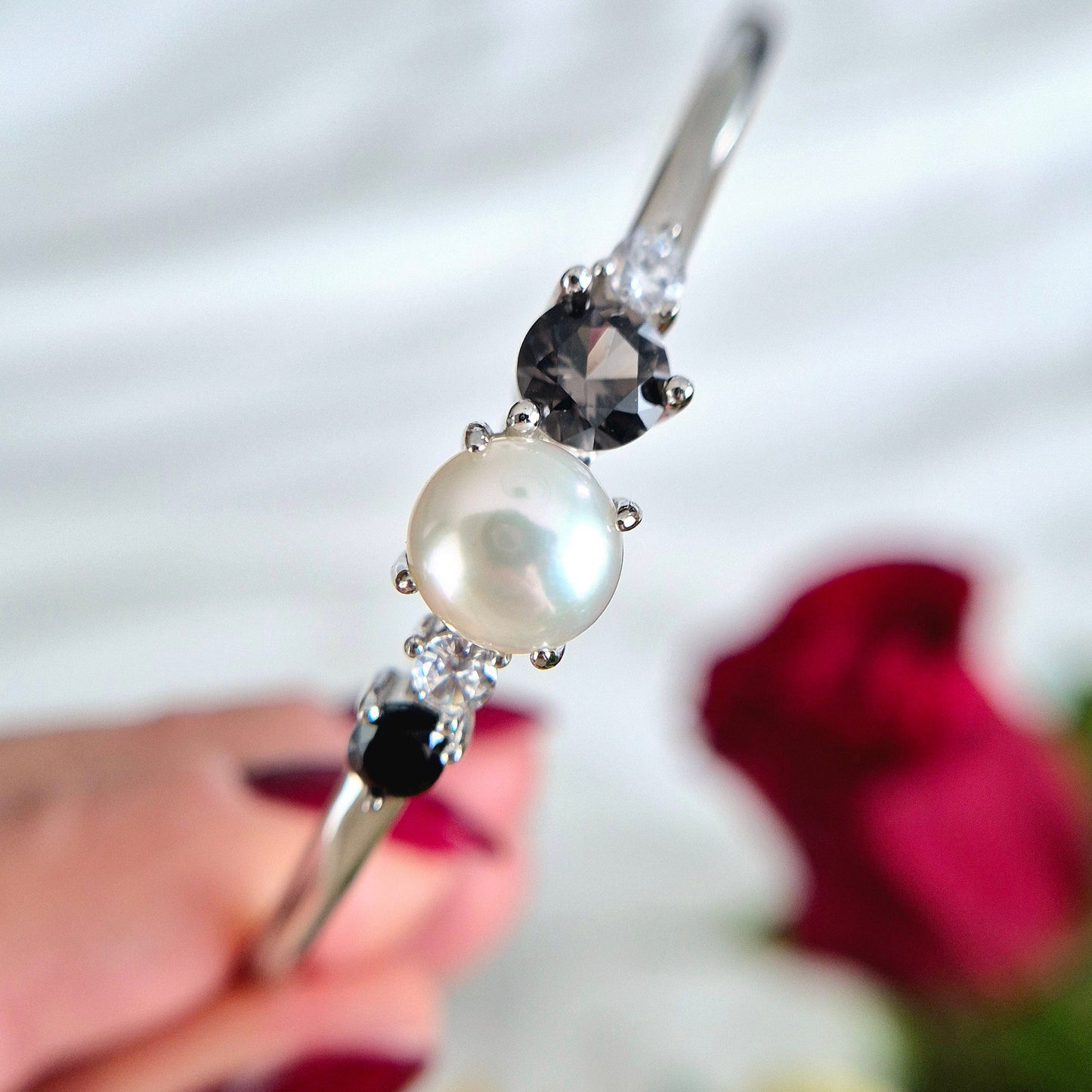 Pearl bangle, pearl bracelet, Perlen Armreif, Silber Armreif, Schmuck Schweiz, Grey pearl bracelet, black pearl bracelet, white pearl bracelet, elegant jewelry shop, swiss jewelry shop, Edelstein Schmuck Schweiz, Silver Bangle, Silver bracelet, Armreif, Bangle