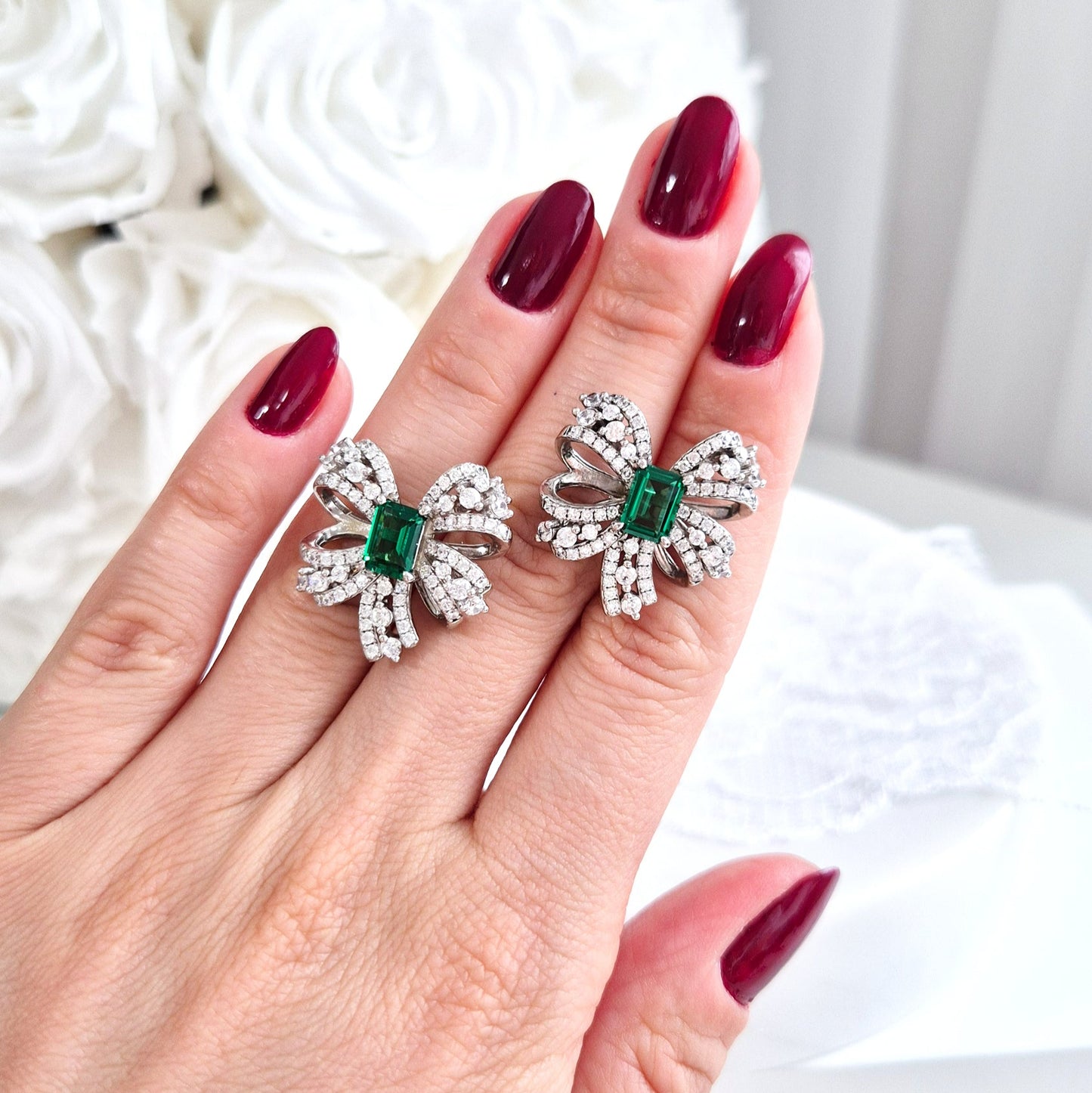 Silver stud earrings, ilber Ohrstecker, Emerald earrings, smaragd Ohrringe, Ohrringe in Schkeifenform auf weissem Hintergrund