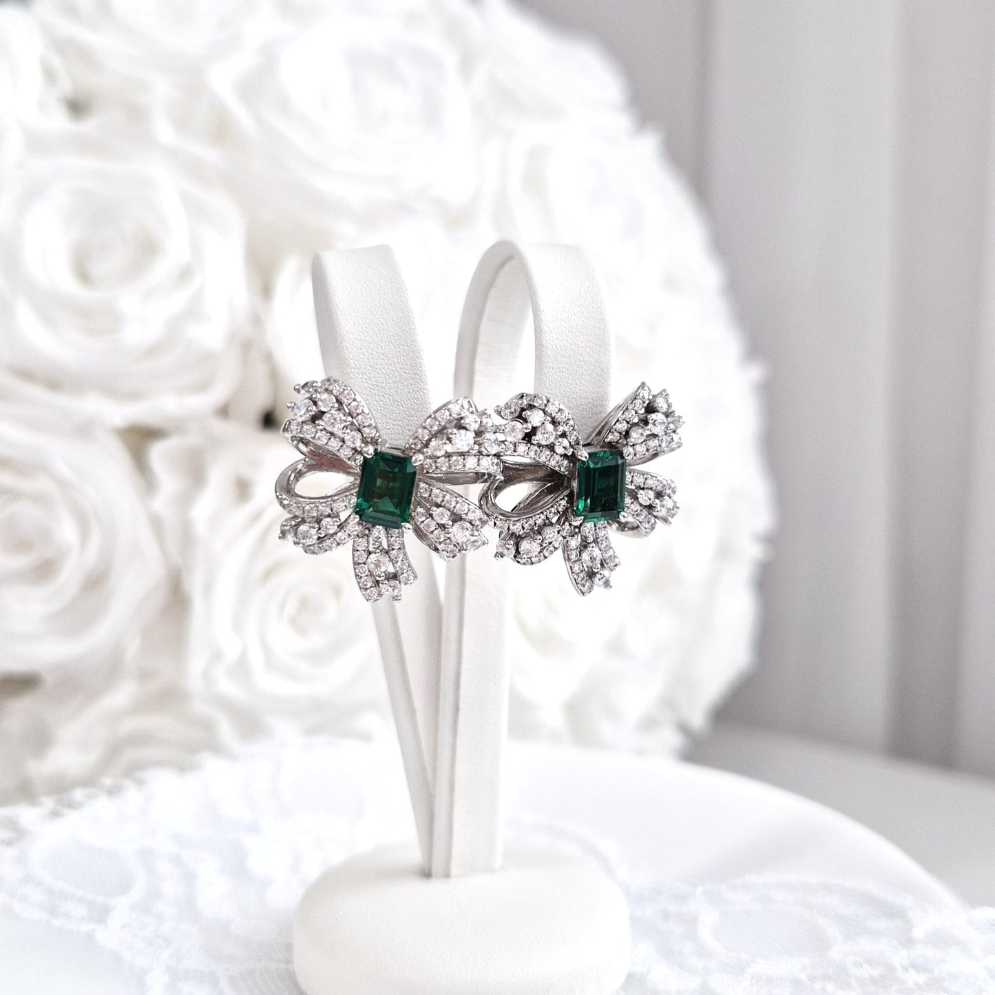 Silver stud earrings, ilber Ohrstecker, Emerald earrings, smaragd Ohrringe, Ohrringe in Schkeifenform auf weissem Hintergrund
