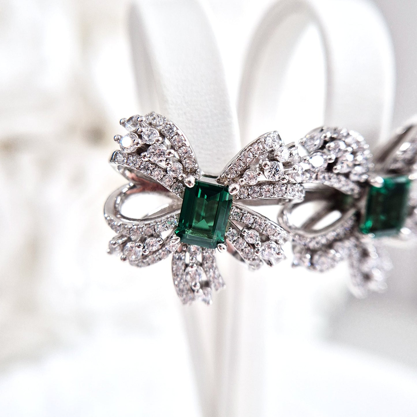 Silver stud earrings, ilber Ohrstecker, Emerald earrings, smaragd Ohrringe, Ohrringe in Schkeifenform auf weissem Hintergrund