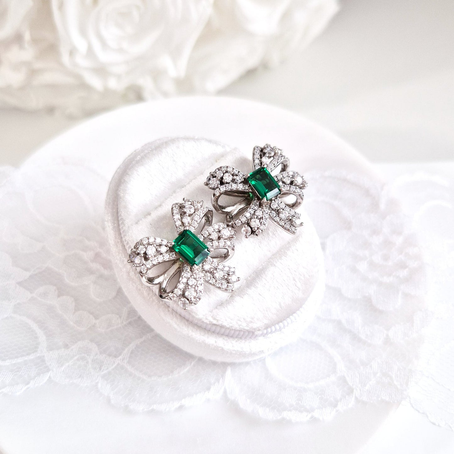 Silver stud earrings, ilber Ohrstecker, Emerald earrings, smaragd Ohrringe, Ohrringe in Schkeifenform auf weissem Hintergrund