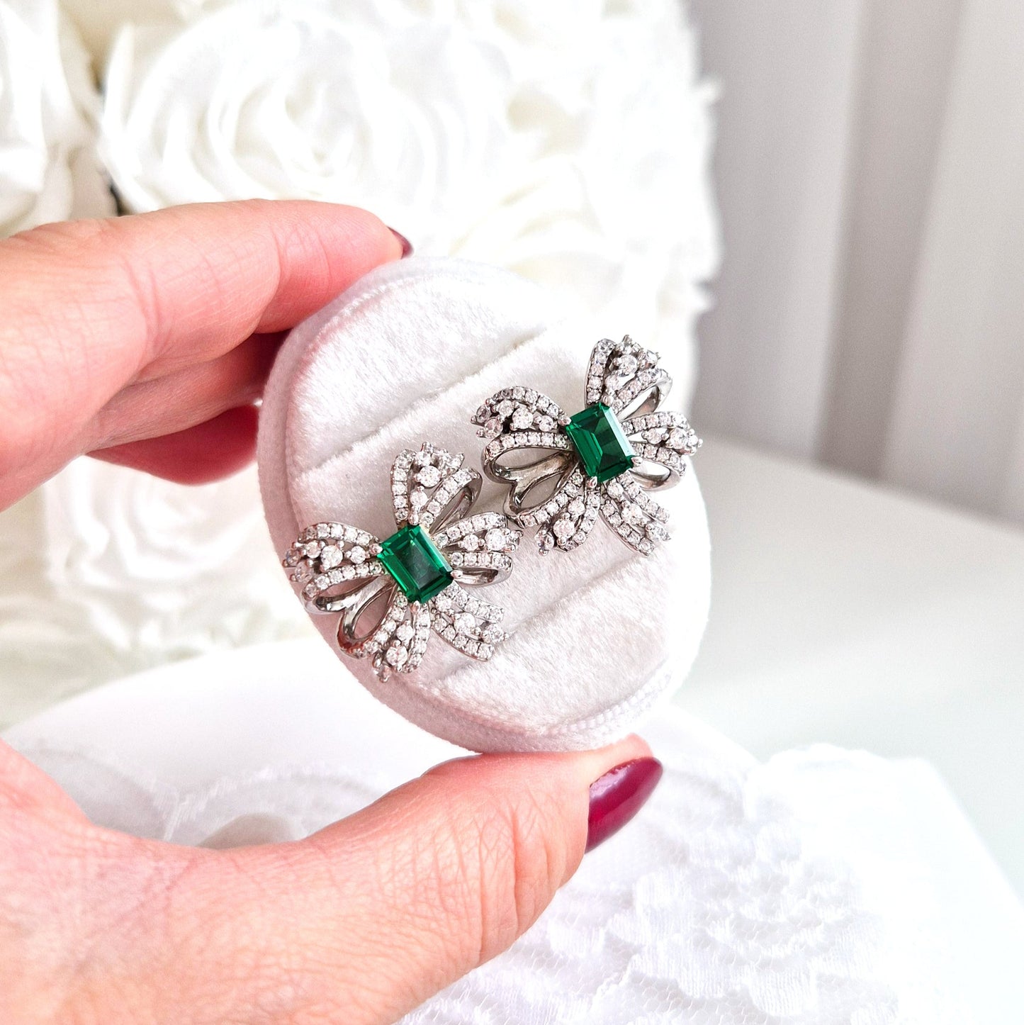 Silver stud earrings, ilber Ohrstecker, Emerald earrings, smaragd Ohrringe, Ohrringe in Schkeifenform auf weissem Hintergrund