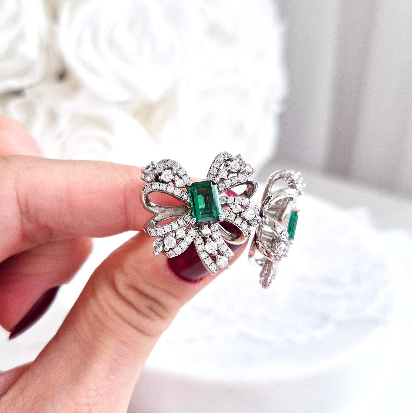 Silver stud earrings, ilber Ohrstecker, Emerald earrings, smaragd Ohrringe, Ohrringe in Schkeifenform auf weissem Hintergrund