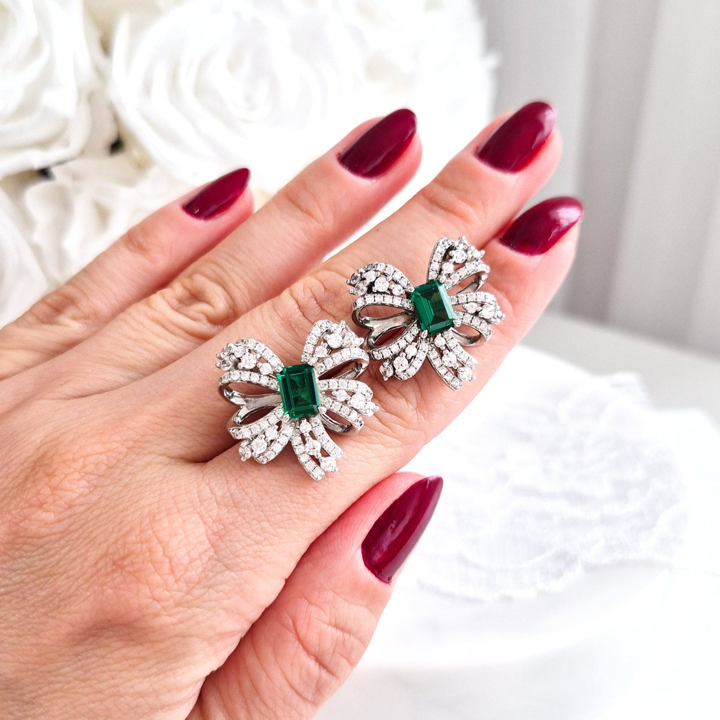 Silver stud earrings, ilber Ohrstecker, Emerald earrings, smaragd Ohrringe, Ohrringe in Schkeifenform auf weissem Hintergrund