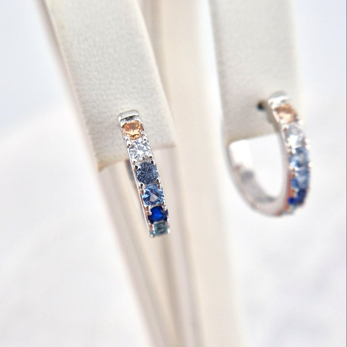 Silber Creiolen silber, Silber Creolen mit blauen Steinchen, Silver Hoops with Blue Stones, Silberohrringe, Silver Earrings, Silber Creolen, Creolen Ohrringe, Silver Creoles, Hoop earrings, blue earrings