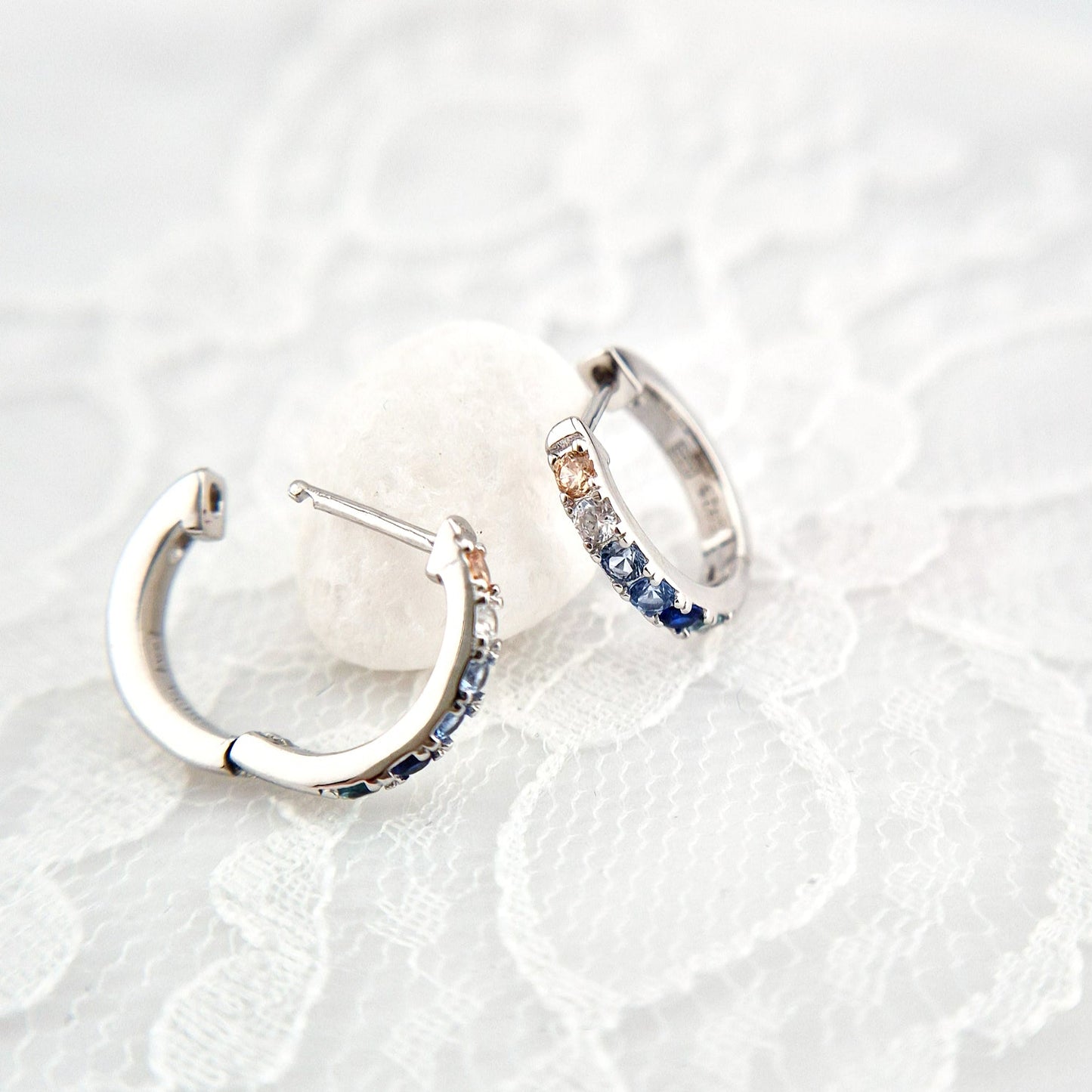 Silber Creiolen silber, Silber Creolen mit blauen Steinchen, Silver Hoops with Blue Stones, Silberohrringe, Silver Earrings, Silber Creolen, Creolen Ohrringe, Silver Creoles, Hoop earrings, blue earrings