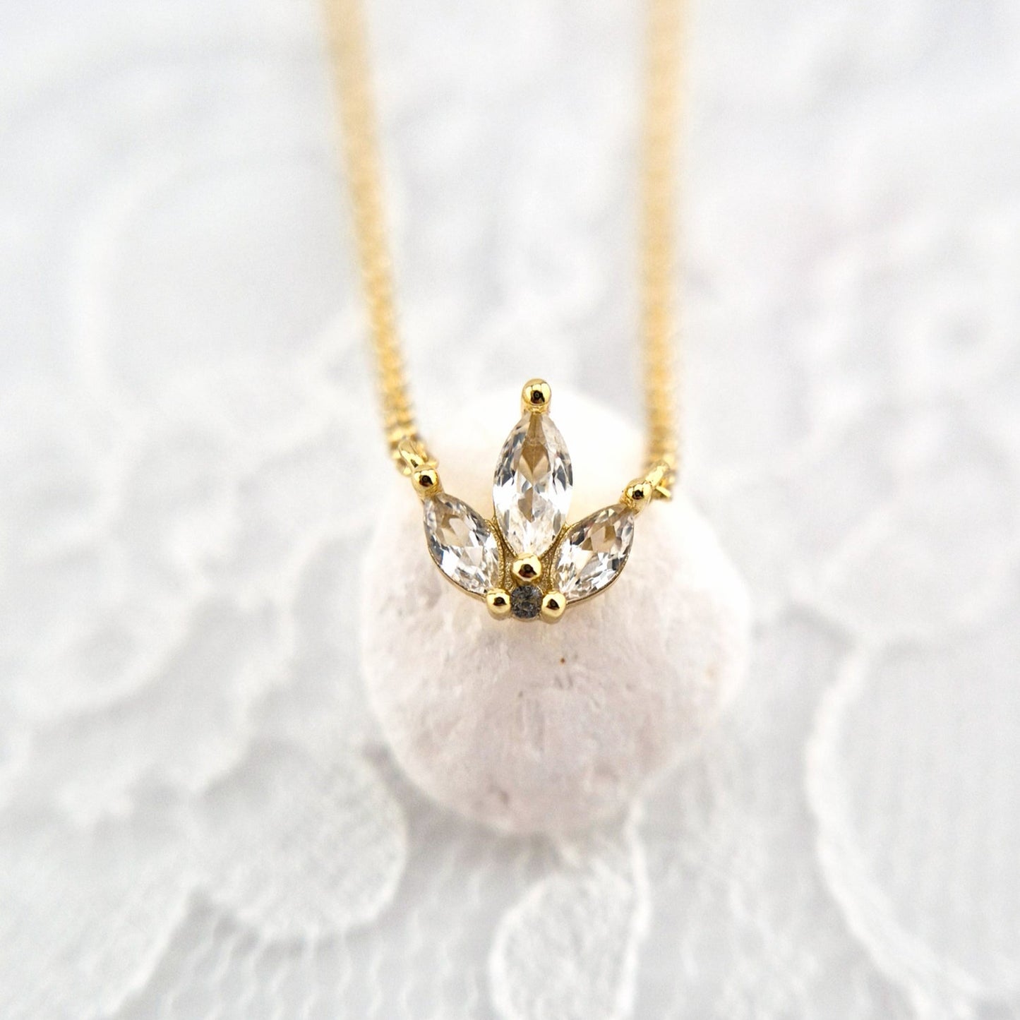 Weiss Topas Kette Gold, White Topaz necklace gold, Collier en or avec topaze blanche, golden necklace, minimalistic golden necklace, zierliche Goldene Halskette, zierliche Kette mit weissen Steinchen, golden necklace with white topaz pendant