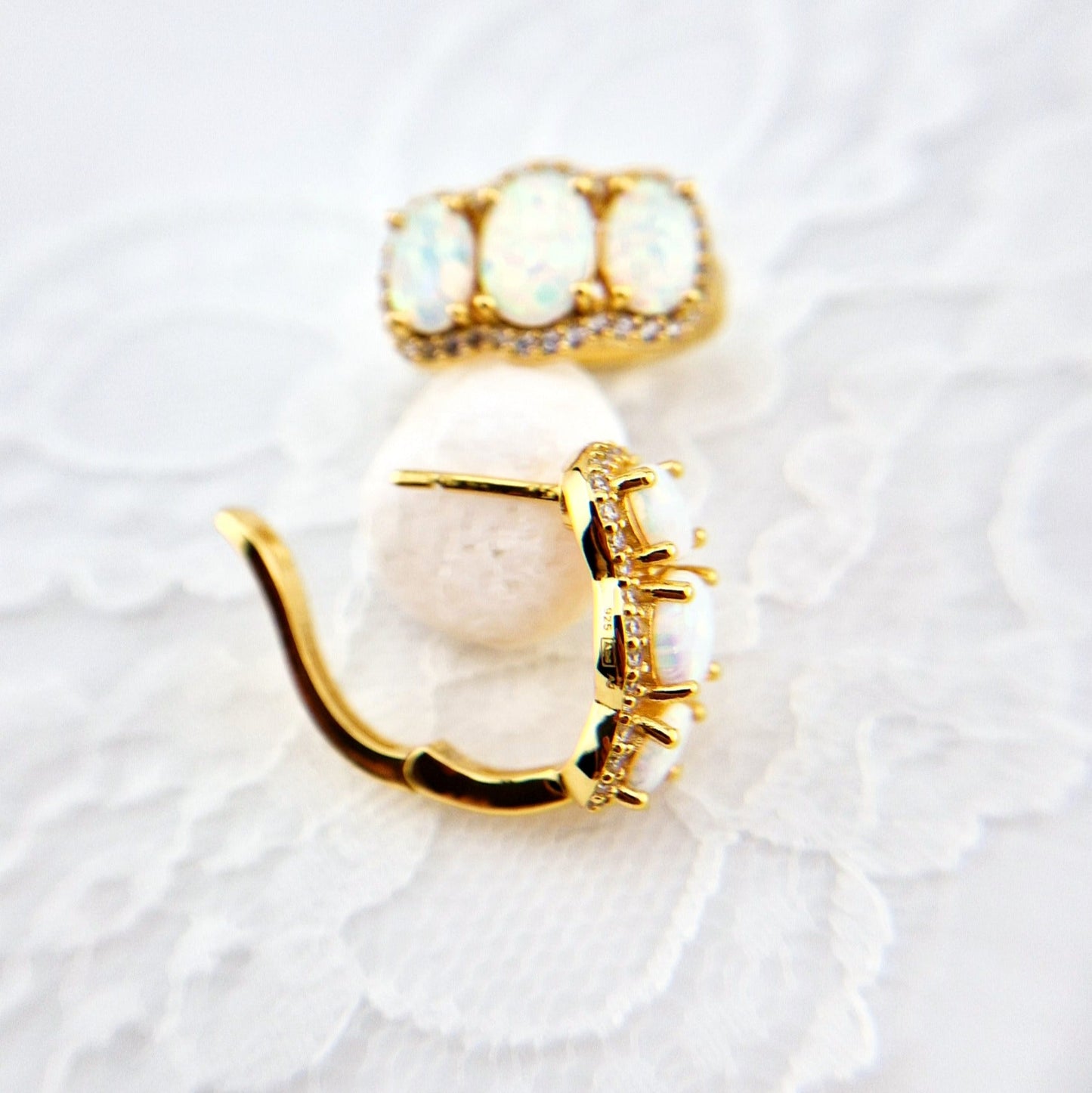 Weiss Opal Ohrringe, Creolen, Opal Ohrringe, White Opal earrings, Opal Earrings, hoop earrings, goldene Ohrringe, Ohrringe mit weissen Steinen, golden Earrings, earrings with white stones, earrings, Ohrringe, boucles d oreilles opale