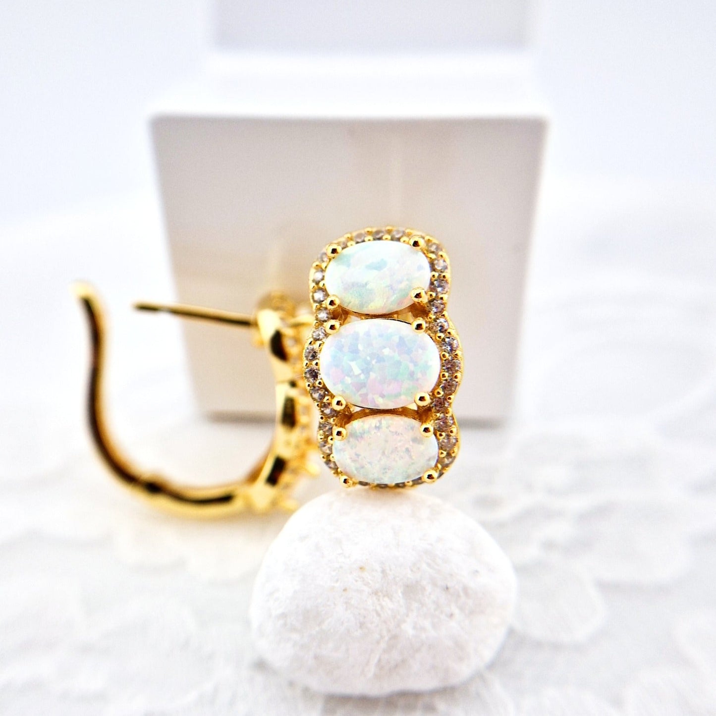 Weiss Opal Ohrringe, Creolen, Opal Ohrringe, White Opal earrings, Opal Earrings, hoop earrings, goldene Ohrringe, Ohrringe mit weissen Steinen, golden Earrings, earrings with white stones, earrings, Ohrringe, boucles d oreilles opale
