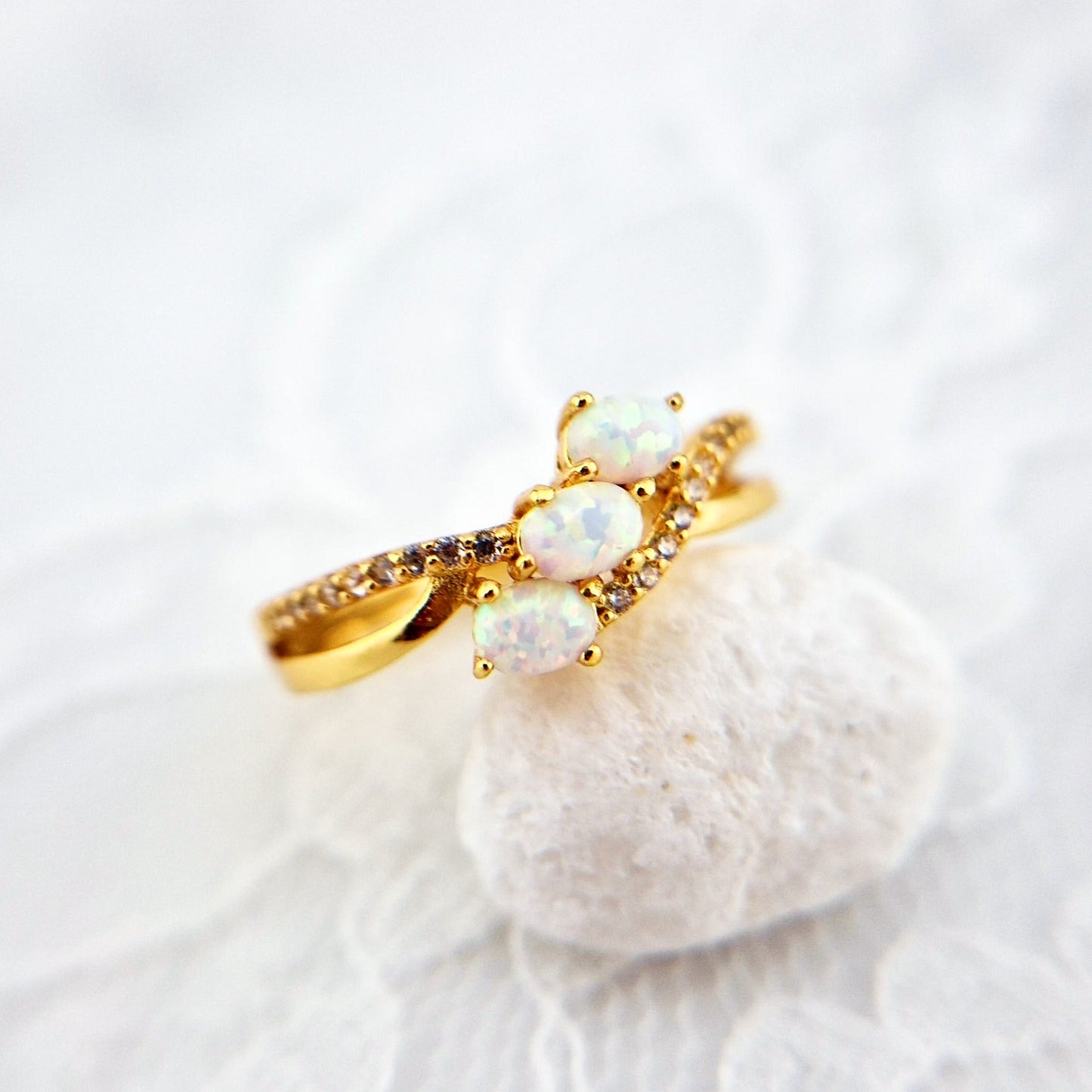 Weiss Opal Schmuckset, Opal Schmuckset, White Opal jewelry set, Opal jewelry set, Opal Schmuck, Opal Jewelry, Opal earrings, Opal Ohrringe, goldene Ohrringe, Gold earrings, golden earrings, Opal ring, Opal necklace, Opal pendant necklace, Opal Halskette, Opal Kette, goldener Schmuck, gold jewelry