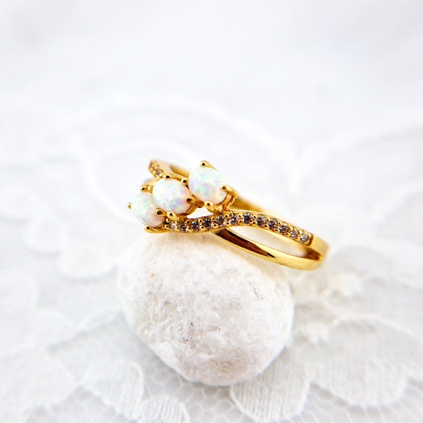 Weiss Opal Ring, Opal Ring, Ring, White Opal Ring, Opal Ring, golden Ring, three stone ring, gold Ring, Fingerring, Damenring, GOldener Ring, Ring mit Edelstein, Ring mit weissen Steinchen, white tone ring, ring with white stones, Gemstone Ring, Edelstein Ring Opal, bague opale