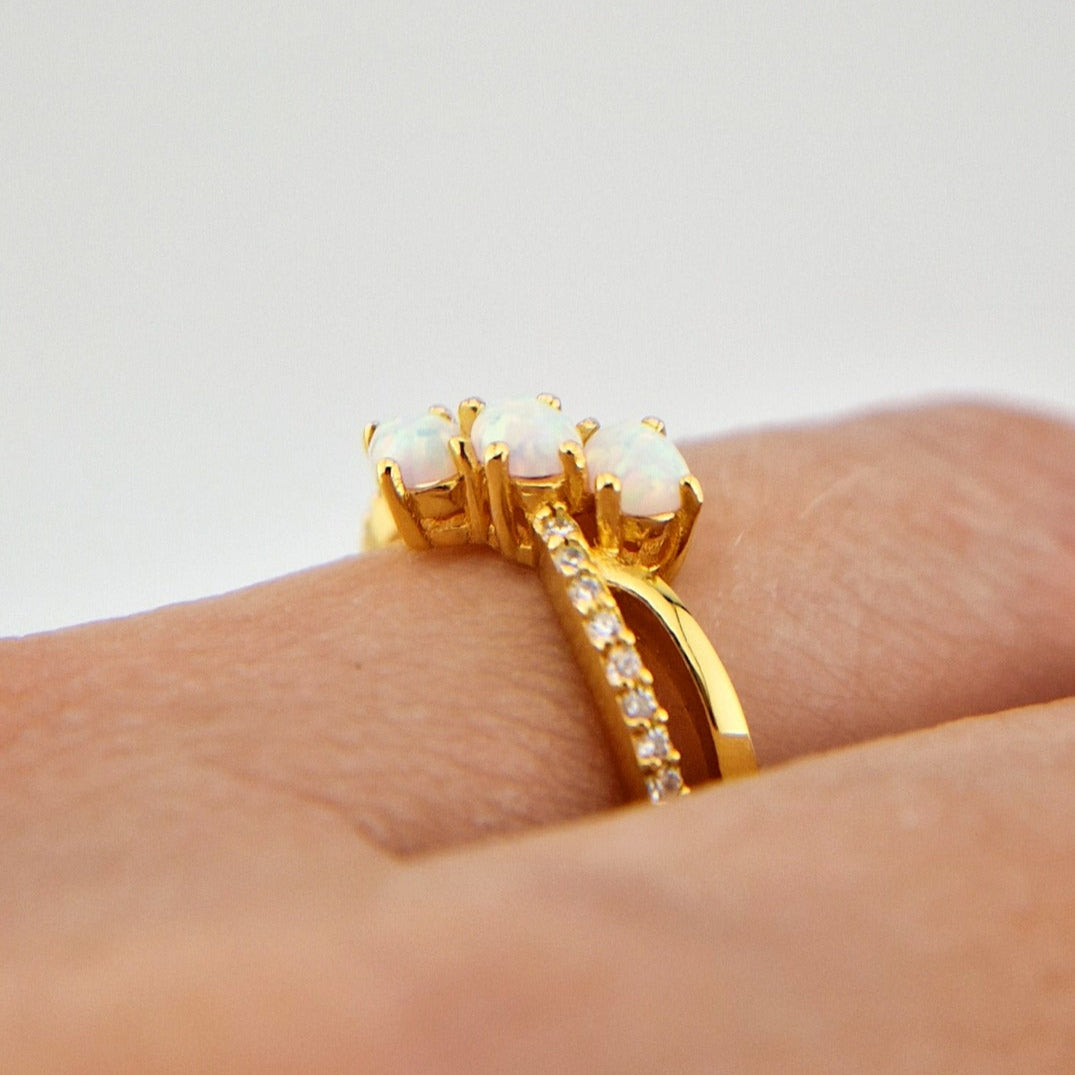 Weiss Opal Ring, Opal Ring, Ring, White Opal Ring, Opal Ring, golden Ring, three stone ring, gold Ring, Fingerring, Damenring, GOldener Ring, Ring mit Edelstein, Ring mit weissen Steinchen, white tone ring, ring with white stones, Gemstone Ring, Edelstein Ring Opal, bague opale