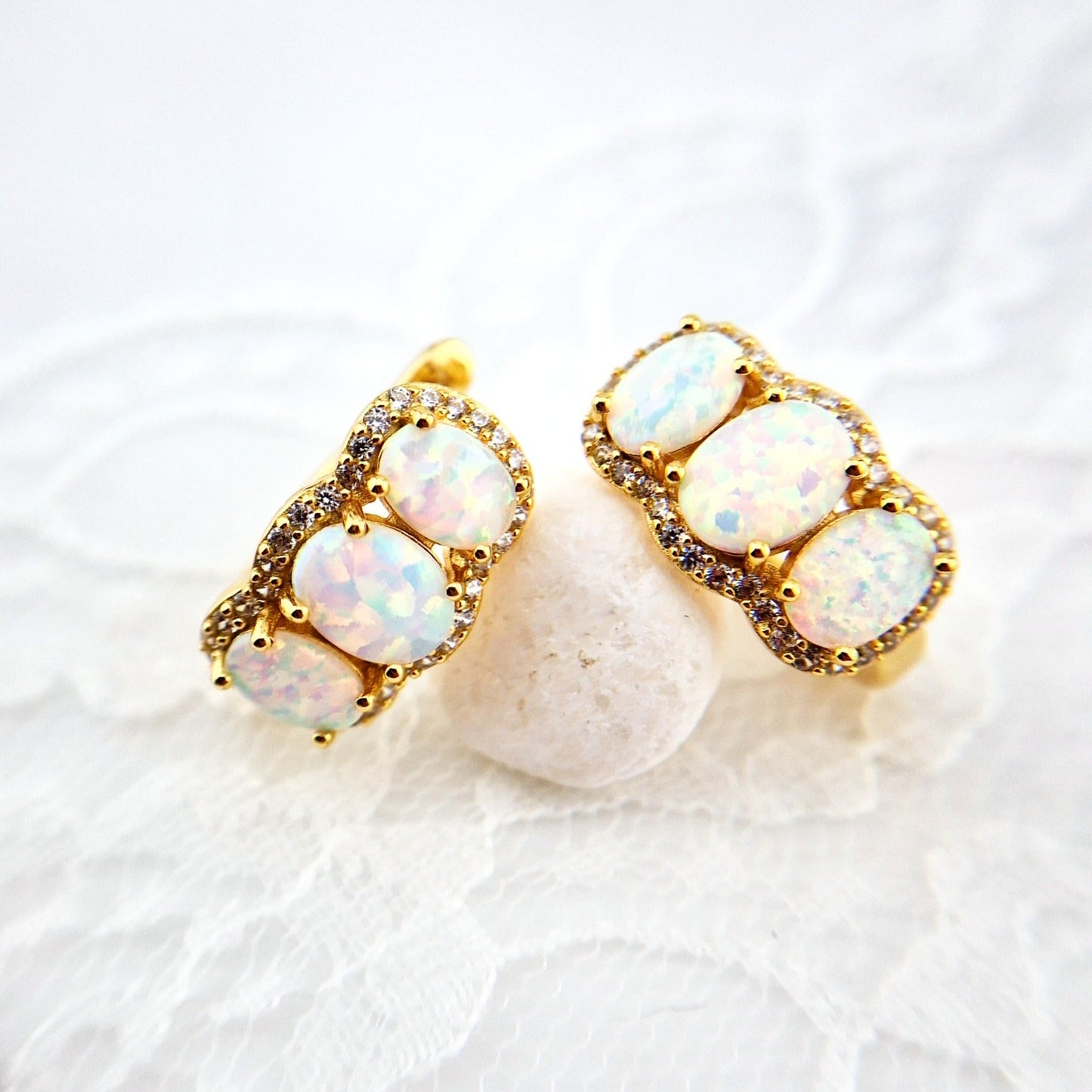 Opal Ohrringe, White Opal earrings, Opal Earrings, Weiss Opal Ohrringe, Creolen, hoop earrings, goldene Ohrringe, Ohrringe mit weissen Steinen, golden Earrings, earrings with white stones, earrings, Ohrringe, boucles d oreilles opale
