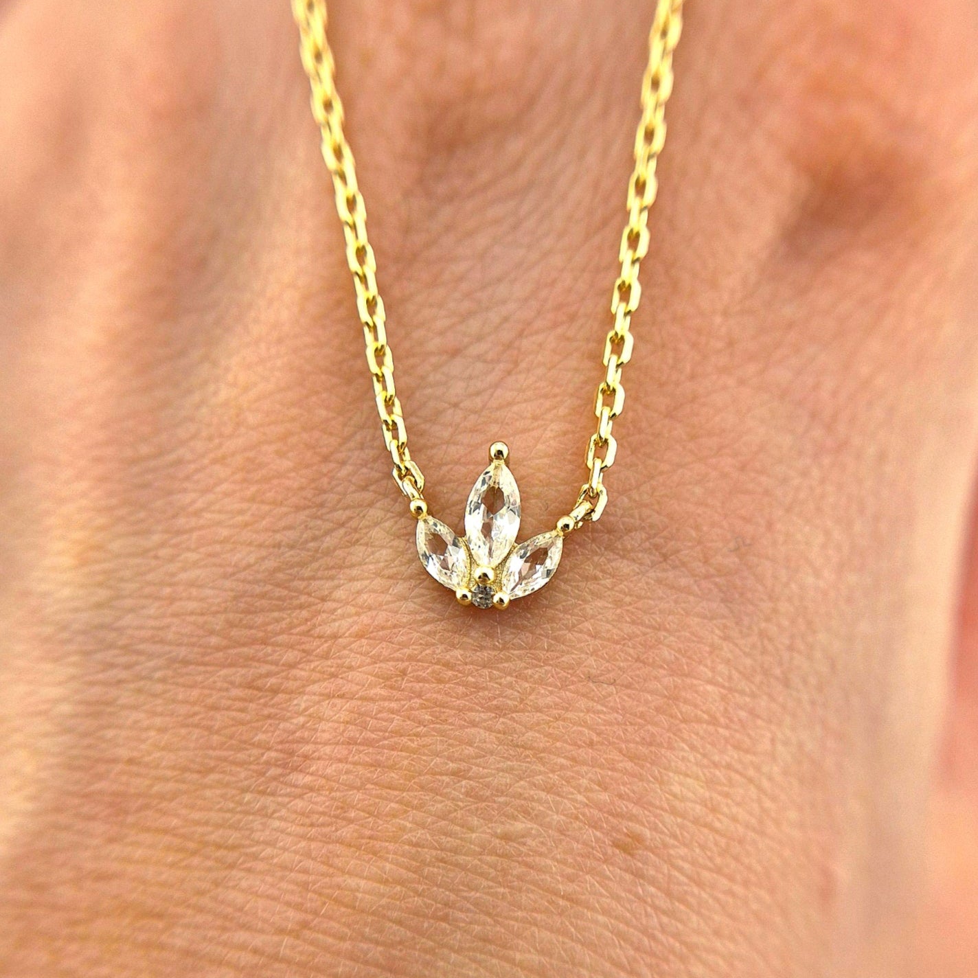 Weiss Topas Kette Gold, White Topaz necklace gold, Collier en or avec topaze blanche, golden necklace, minimalistic golden necklace, zierliche Goldene Halskette, zierliche Kette mit weissen Steinchen, golden necklace with white topaz pendant