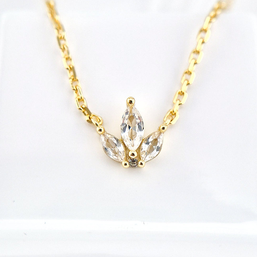 Topas Halskette Gold, Topas Halskette, Topaz necklace, Topaz necklace gold, Weiss Topas Kette Gold, White Topaz necklace gold, Collier en or avec topaze blanche, golden necklace, minimalistic golden necklace, zierliche Goldene Halskette, zierliche Kette mit weissen Steinchen, golden necklace with white topaz pendant