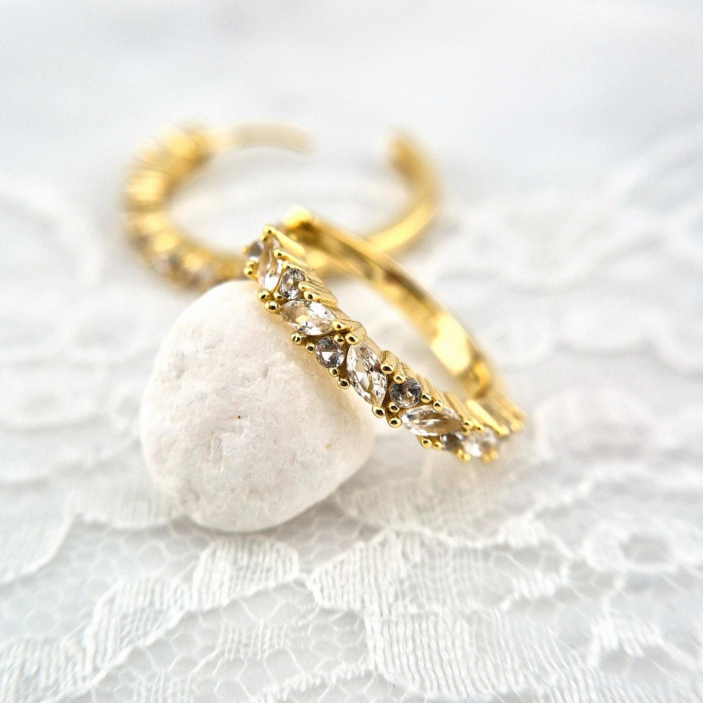 Topas Ohrringe Gold, Topas Ohrringe, topaz earrings gold, topaz earrings, White Topaz Gold Earrings, weiss Topas Ohrringe Gold. goldene Topas Creolen, gold Creolen mit weissen Topas Edelsteinen, hoop earrings, creolen Ohrringe