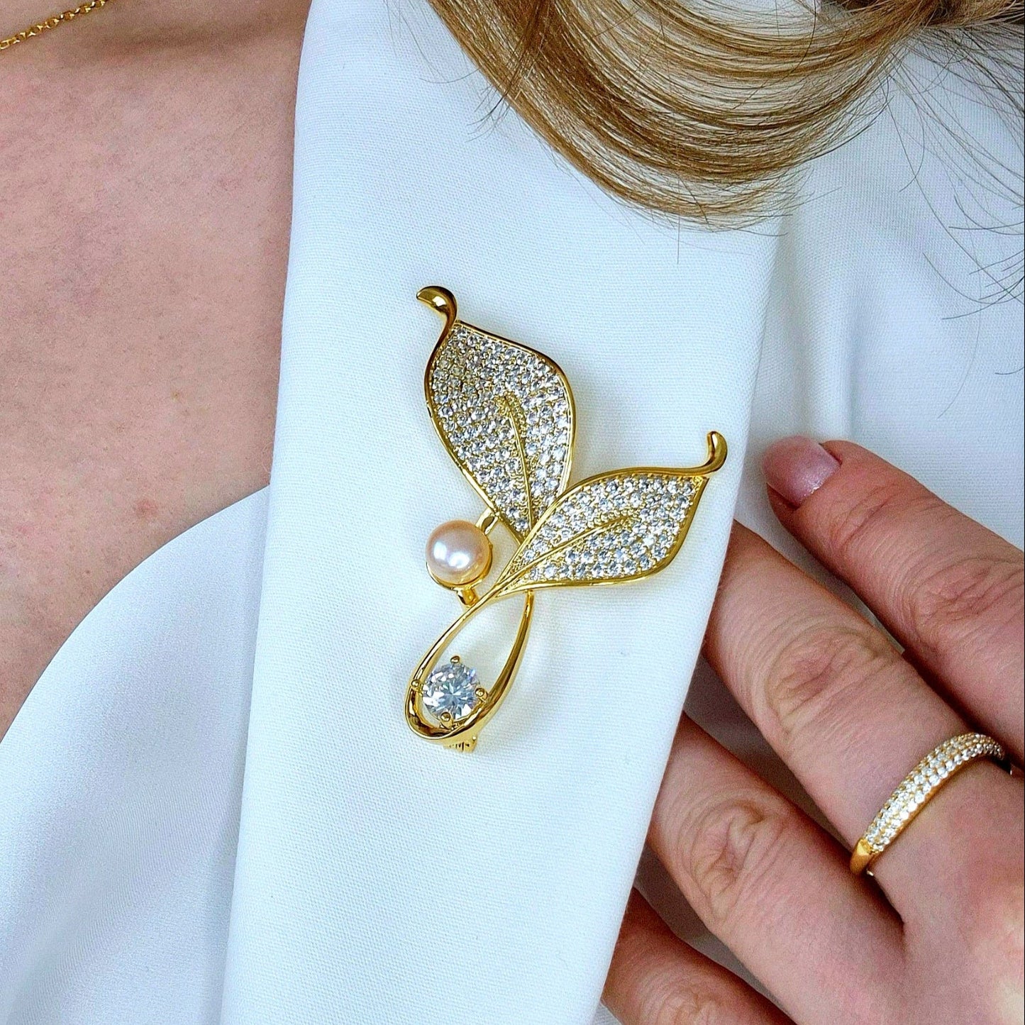 Goldene Brosche, Brosche, golden brooch, brooch, broach, Broche, spilla, broche doree, spilla doro, Leaf brooch, Blatt Brosche, Brosche Blatt, CZ brooch, pearl brooch, Perlen Brosche, Zirkonia Brosche, elegante Brosche, elegant brooch