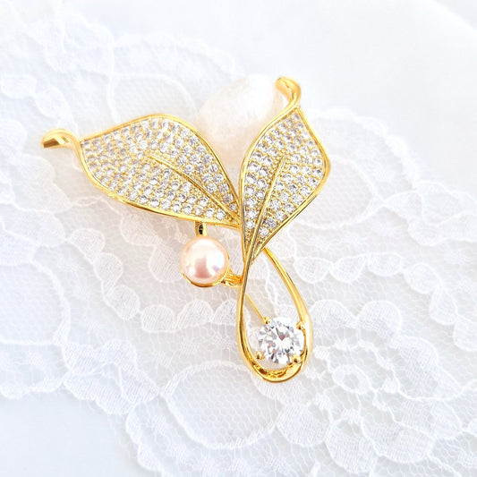 Goldene Brosche, Brosche, golden brooch, brooch, broach, Broche, spilla, broche doree, spilla doro, Leaf brooch, Blatt Brosche, Brosche Blatt, CZ brooch, pearl brooch, Perlen Brosche, Zirkonia Brosche, elegante Brosche, elegant brooch
