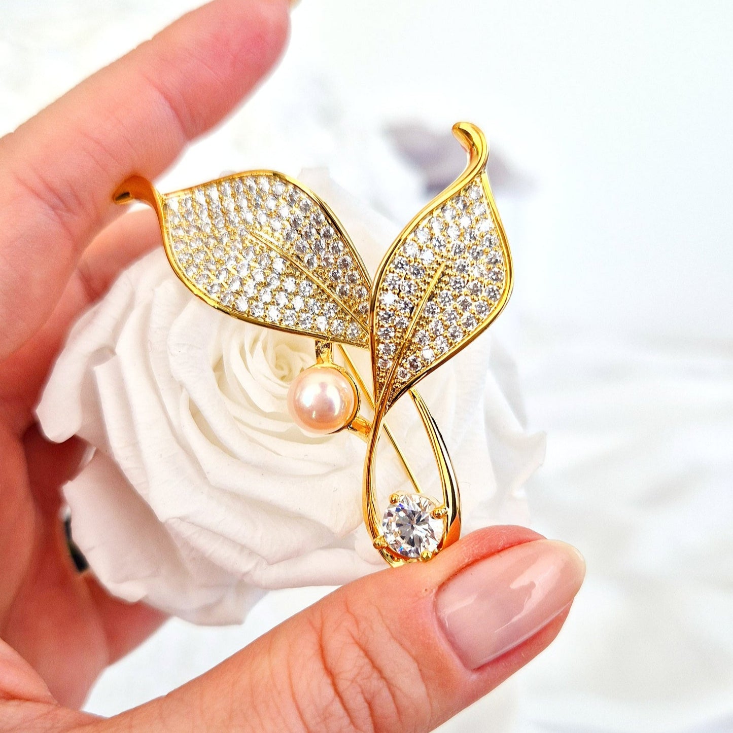 Goldene Brosche, Brosche, golden brooch, brooch, broach, Broche, spilla, broche doree, spilla doro, Leaf brooch, Blatt Brosche, Brosche Blatt, CZ brooch, pearl brooch, Perlen Brosche, Zirkonia Brosche, elegante Brosche, elegant brooch