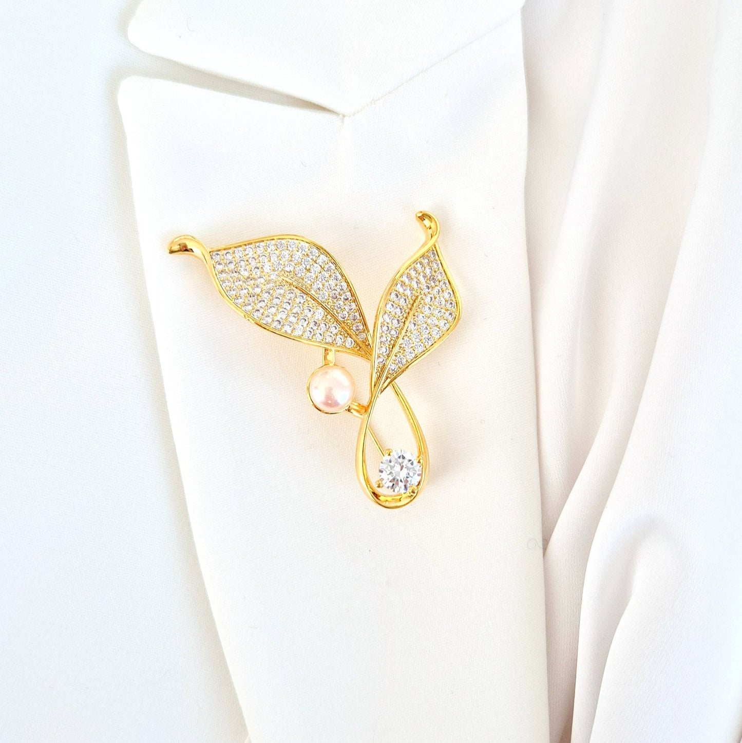 Goldene Brosche, Brosche, golden brooch, brooch, broach, Broche, spilla, broche doree, spilla doro, Leaf brooch, Blatt Brosche, Brosche Blatt, CZ brooch, pearl brooch, Perlen Brosche, Zirkonia Brosche, elegante Brosche, elegant brooch
