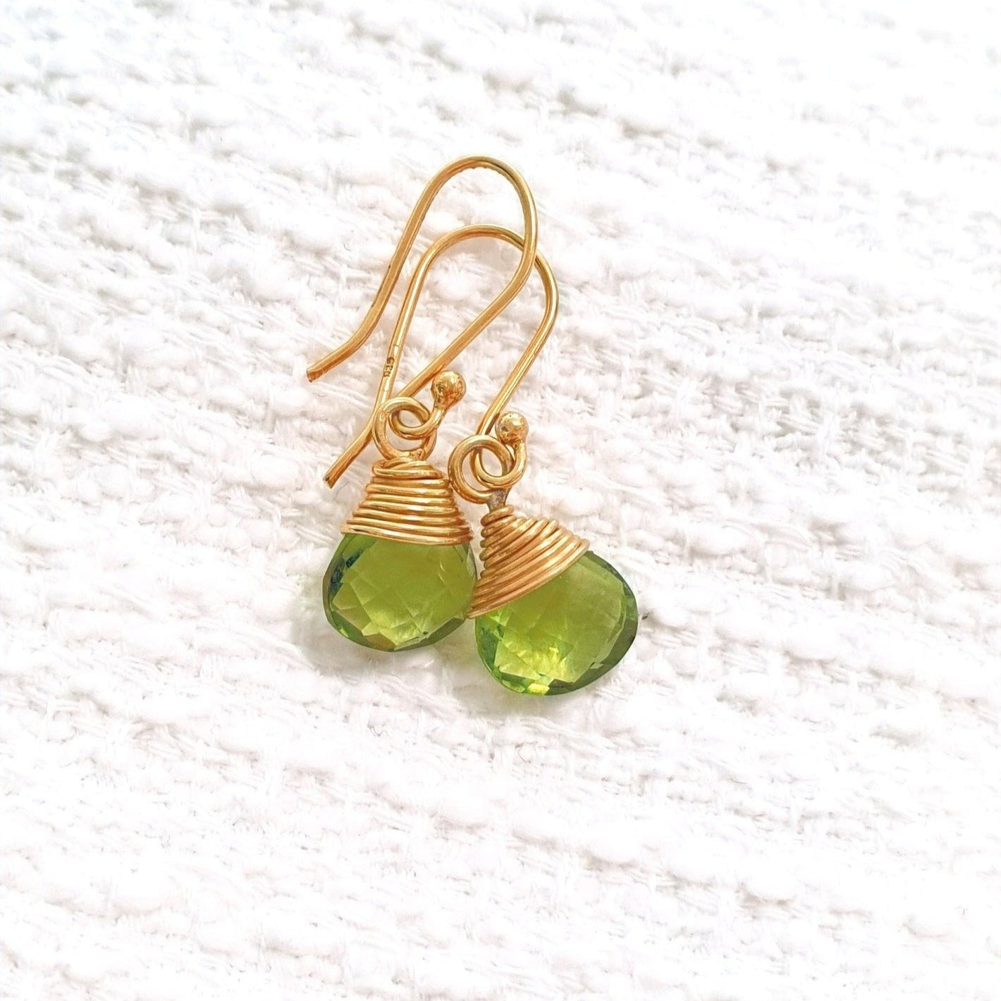 Peridot Hänge Ohrringe, Peridot Ohrringe, Peridot Earrings, grüne Peridot Edelstein Ohrringe draht umwickelt in Gold Hängeohrringe mit tropfenförmigem grünem Peridot Kristall