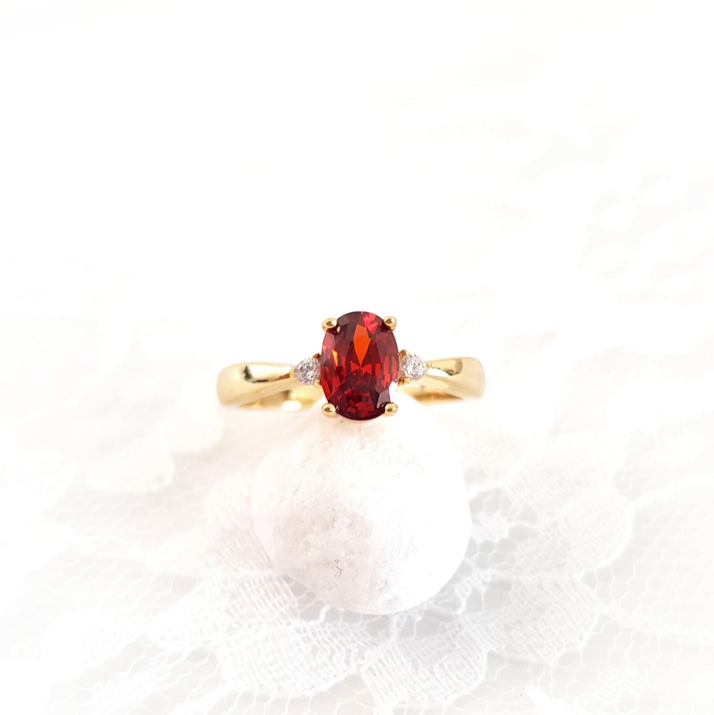 Roter Granat Ring, red garnet Ring, roter Ring, gold Ring, Damenring, Fingerring, goldener Ring, Granat Ring, Garnet Ring, ring for women, ring gift, ring jewelry, red ring, red stone ring, eleganter roter Granat Ring mit ovalem geschliffenen Stein in Krappenfassung mit weissen Zirkon Steinchen vergoldet