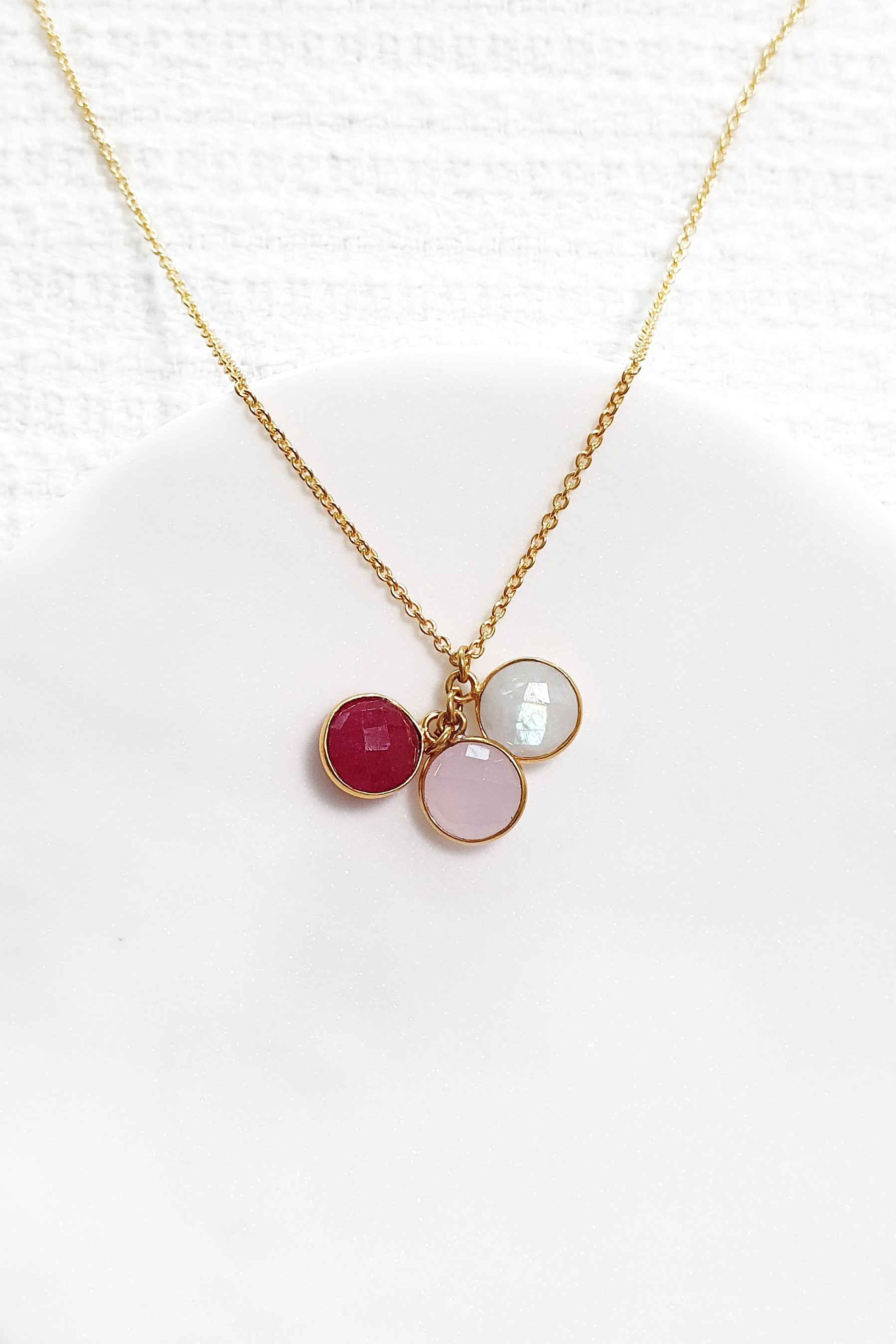 Anhänger Kette, golden pendant necklace with gemstones, vergoldete Halskette mit Edelsteinanhänger mit rotem Granat Edelstein rosa Chalcedony und weissem Mondstein