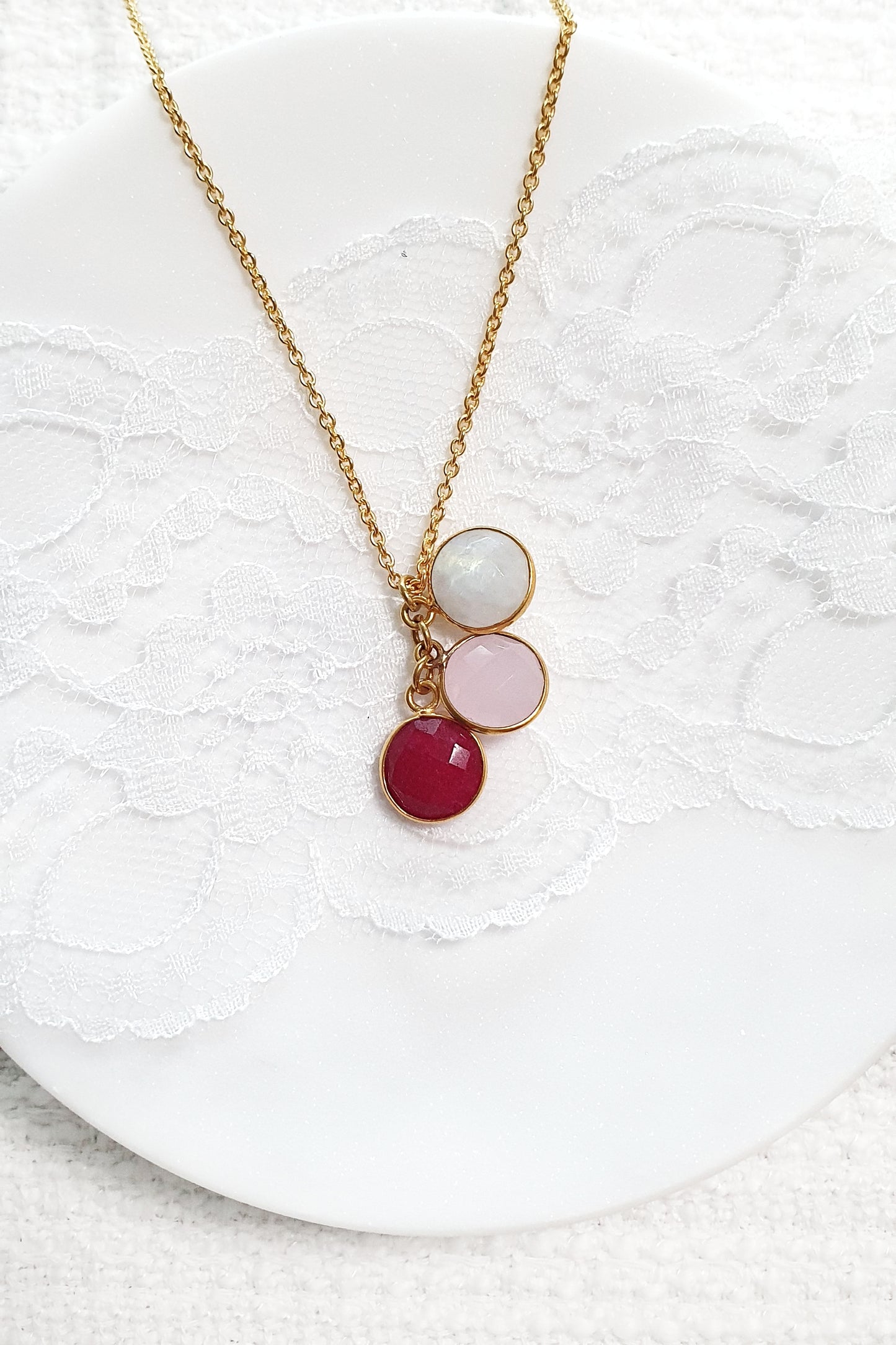 Anhänger Kette, golden pendant necklace with gemstones, vergoldete Halskette mit Edelsteinanhänger mit rotem Granat Edelstein rosa Chalcedony und weissem Mondstein