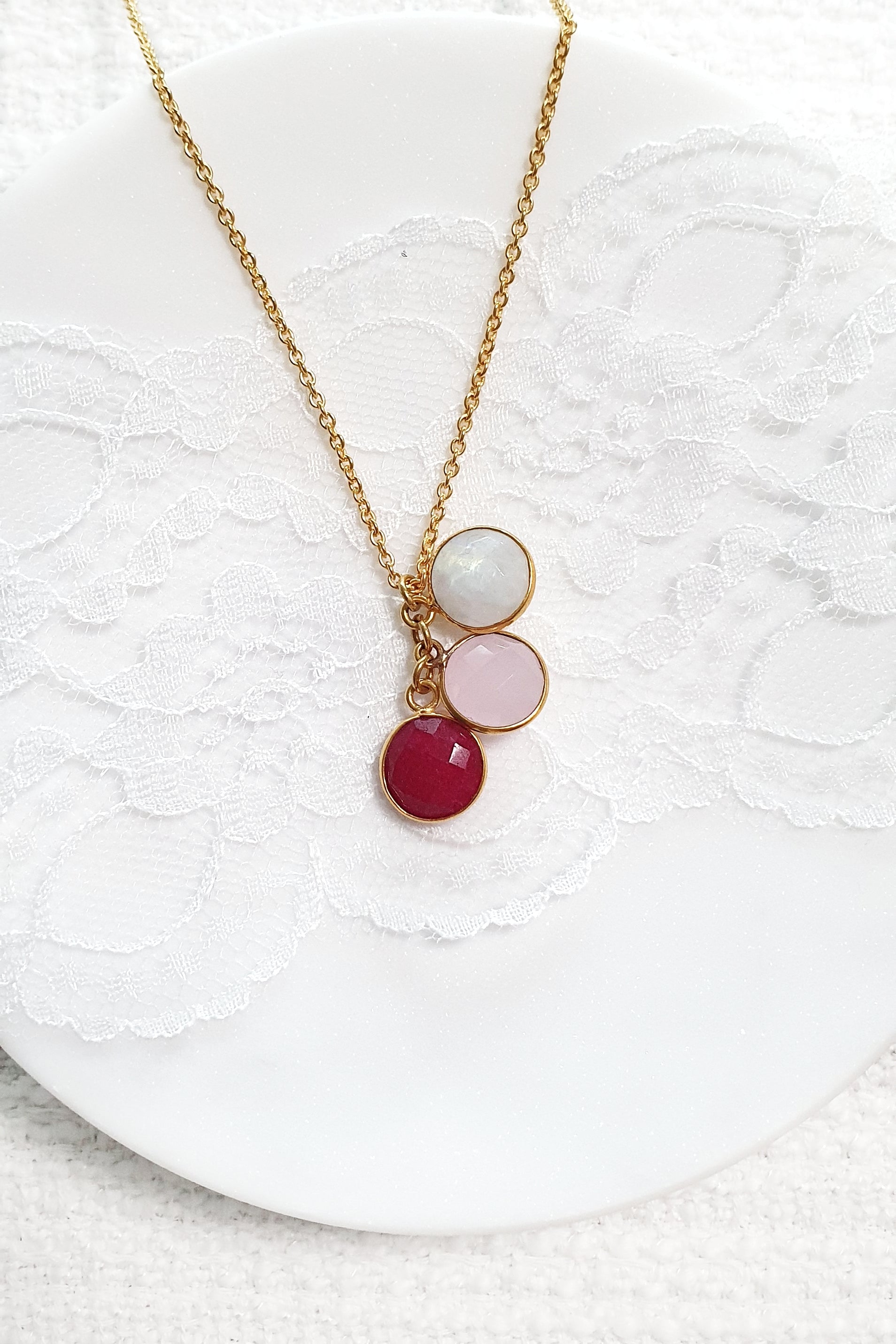 Anhänger Kette, golden pendant necklace with gemstones, vergoldete Halskette mit Edelsteinanhänger mit rotem Granat Edelstein rosa Chalcedony und weissem Mondstein