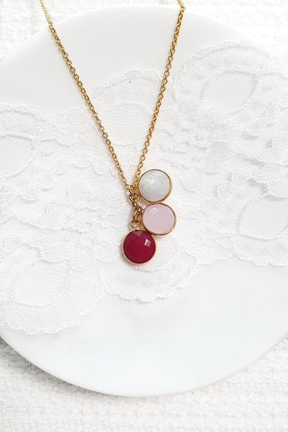 Anhänger Kette, golden pendant necklace with gemstones, vergoldete Halskette mit Edelsteinanhänger mit rotem Granat Edelstein rosa Chalcedony und weissem Mondstein