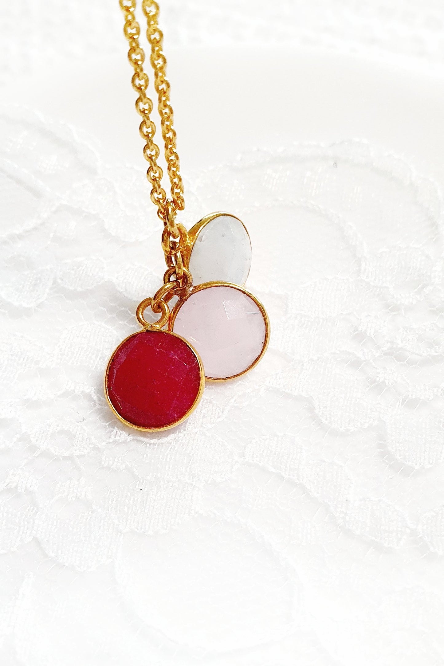 Anhänger Kette, golden pendant necklace with gemstones, vergoldete Halskette mit Edelsteinanhänger mit rotem Granat Edelstein rosa Chalcedony und weissem Mondstein
