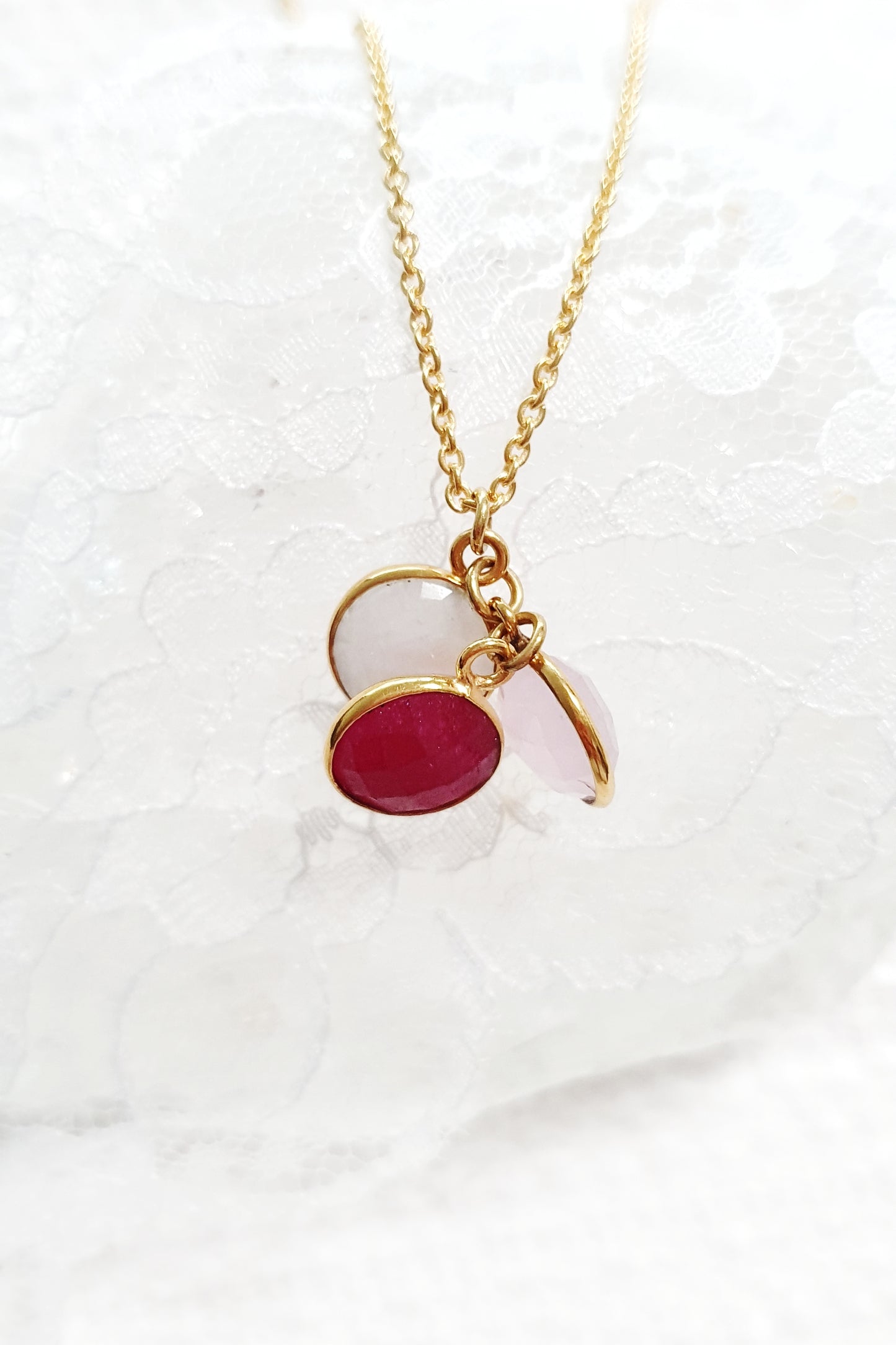 Anhänger Kette, golden pendant necklace with gemstones, vergoldete Halskette mit Edelsteinanhänger mit rotem Granat Edelstein rosa Chalcedony und weissem Mondstein